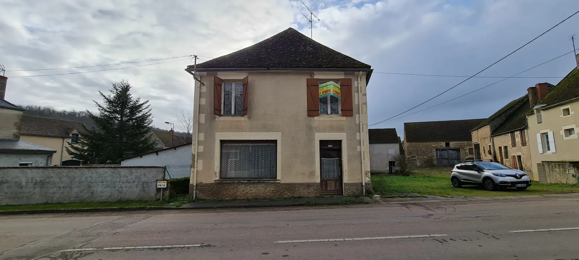 Maison à vendre à Brinon-sur-Beuvron en Bourgogne Nord avec garage et grenier 