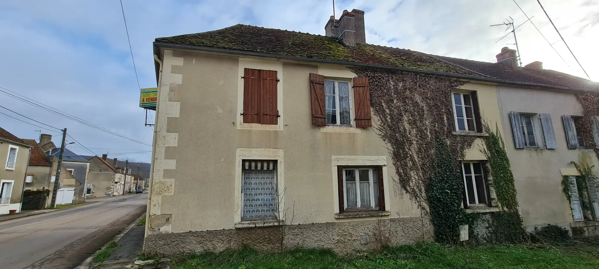 Maison à vendre à Brinon-sur-Beuvron en Bourgogne Nord avec garage et grenier 