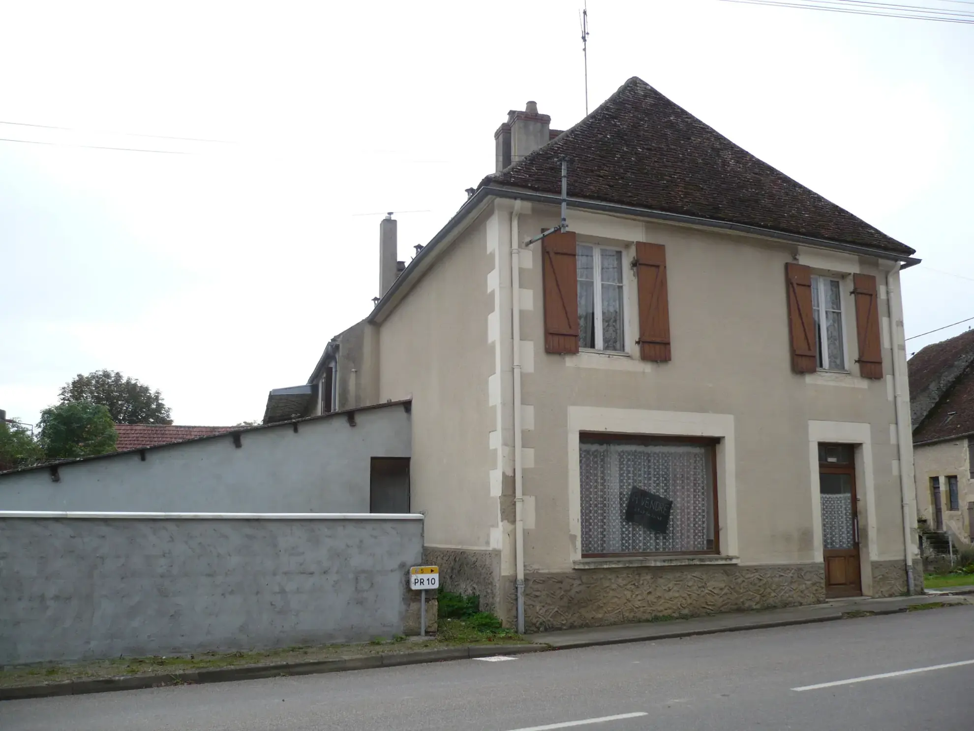 Maison à vendre à Brinon-sur-Beuvron en Bourgogne Nord avec garage et grenier 