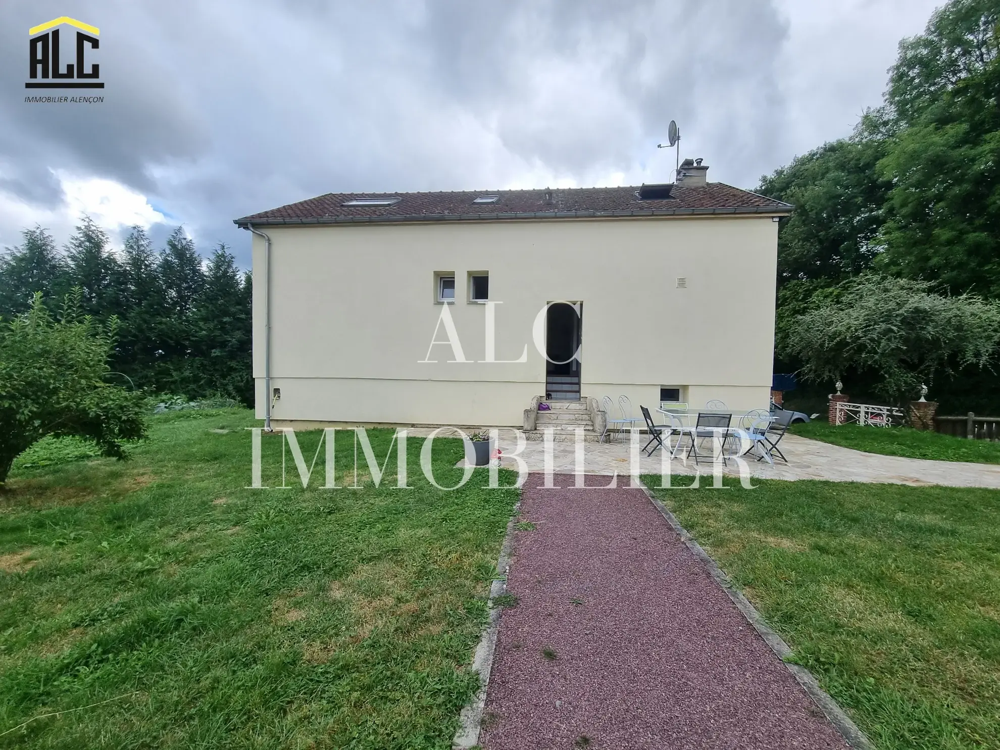Charmante maison de 90 m² avec jardin et double garage entre Le Mêle-sur-Sarthe et Sées