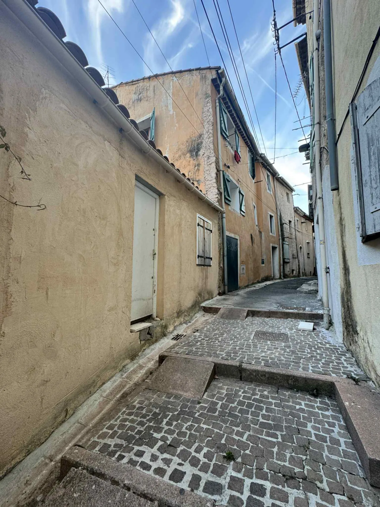 Investissez dans une maison de ville louée à Gardanne, 2 appartements lumineux 