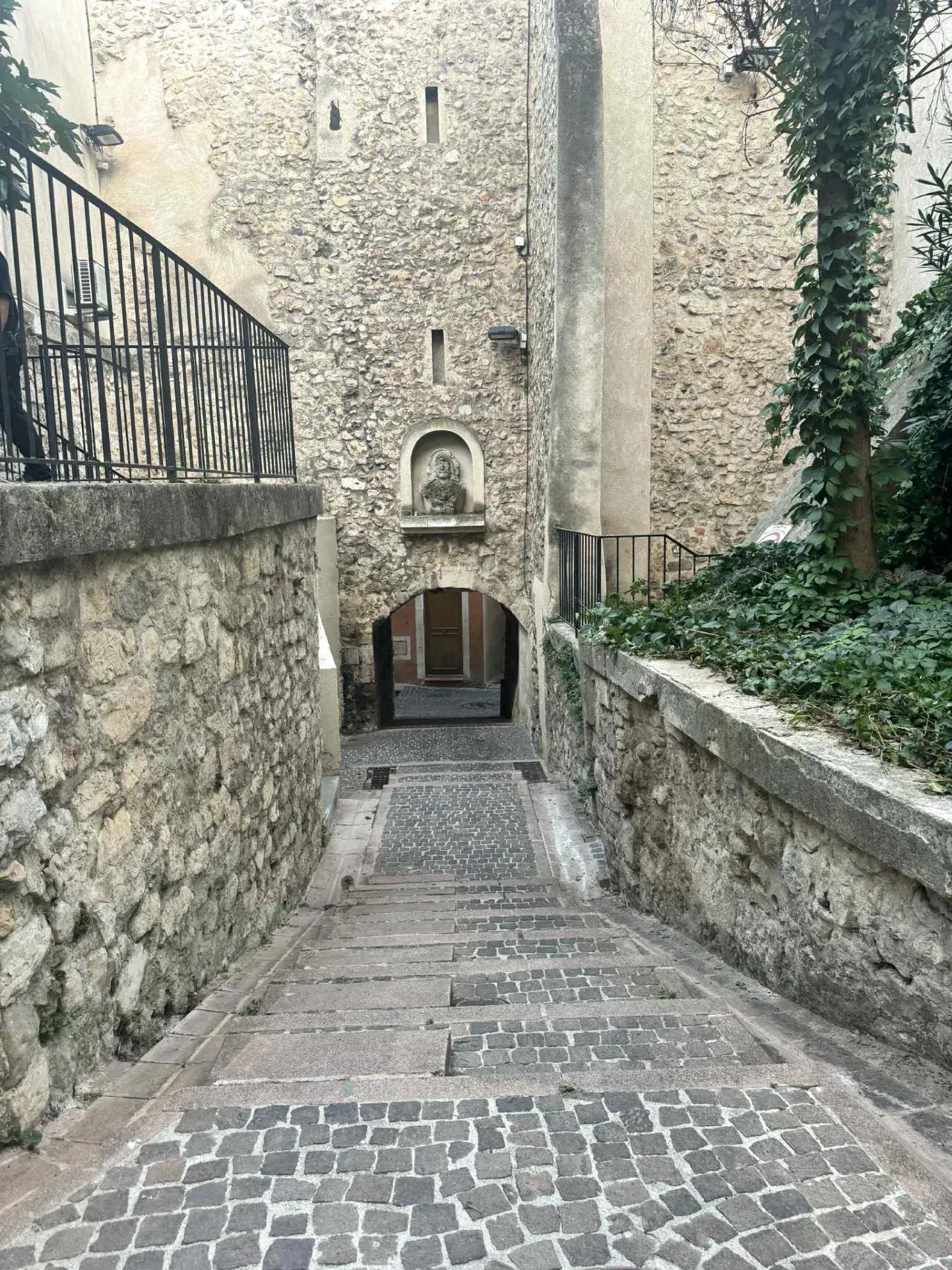 Investissez dans une maison de ville louée à Gardanne, 2 appartements lumineux