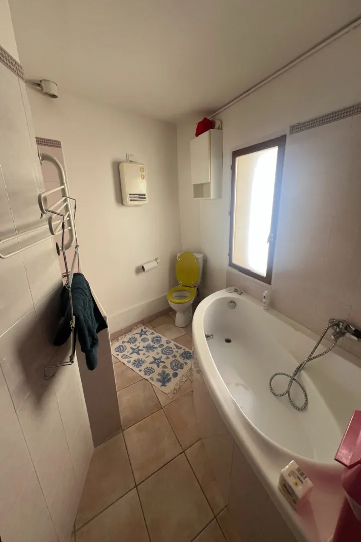 Investissez dans une maison de ville louée à Gardanne, 2 appartements lumineux 