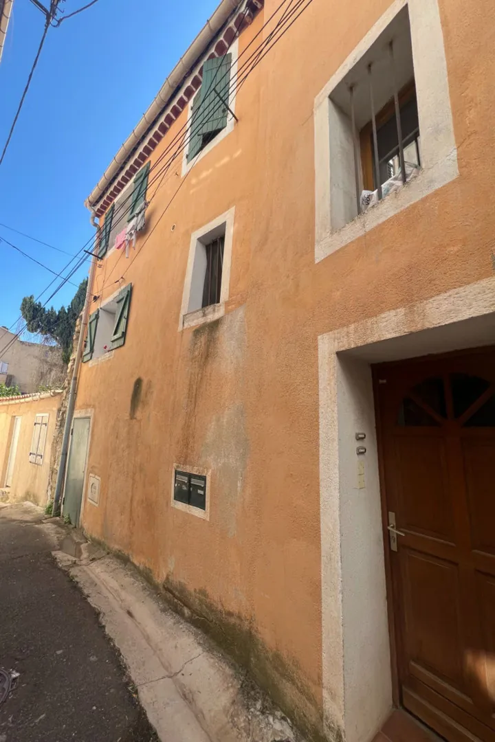 Investissez dans une maison de ville louée à Gardanne, 2 appartements lumineux 