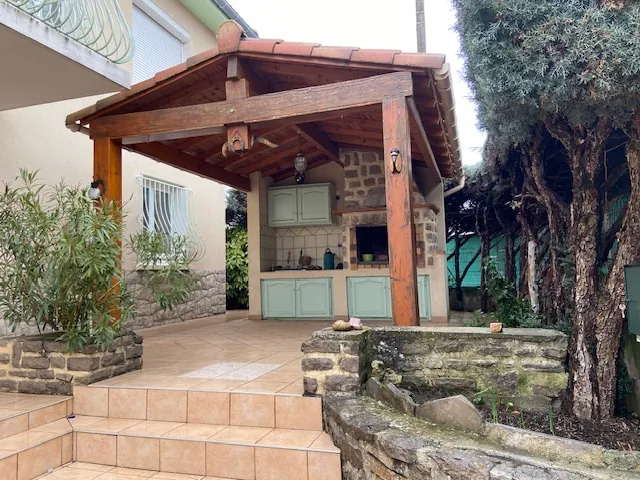 Belle maison familiale avec terrasse, garage et jardin à Millau 