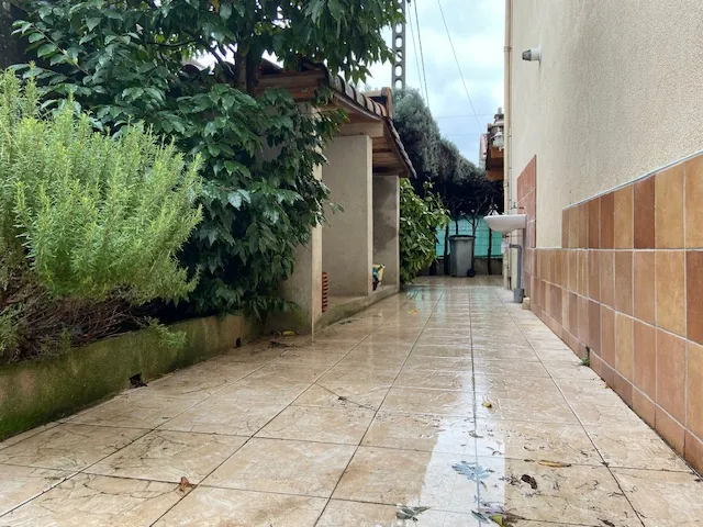 Belle maison familiale avec terrasse, garage et jardin à Millau 