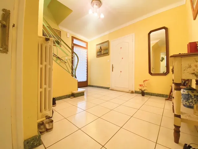 Belle maison familiale avec terrasse, garage et jardin à Millau 