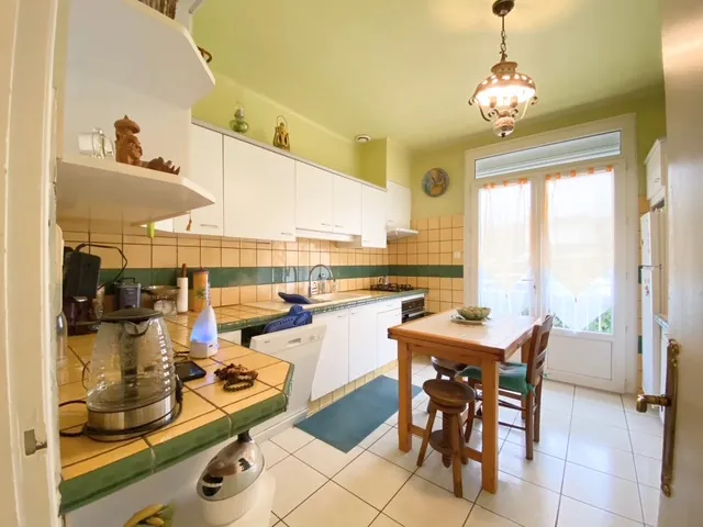 Belle maison familiale avec terrasse, garage et jardin à Millau