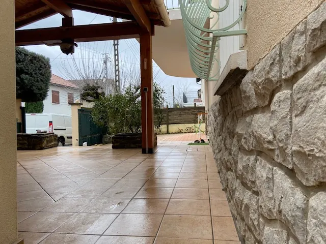 Belle maison familiale avec terrasse, garage et jardin à Millau 