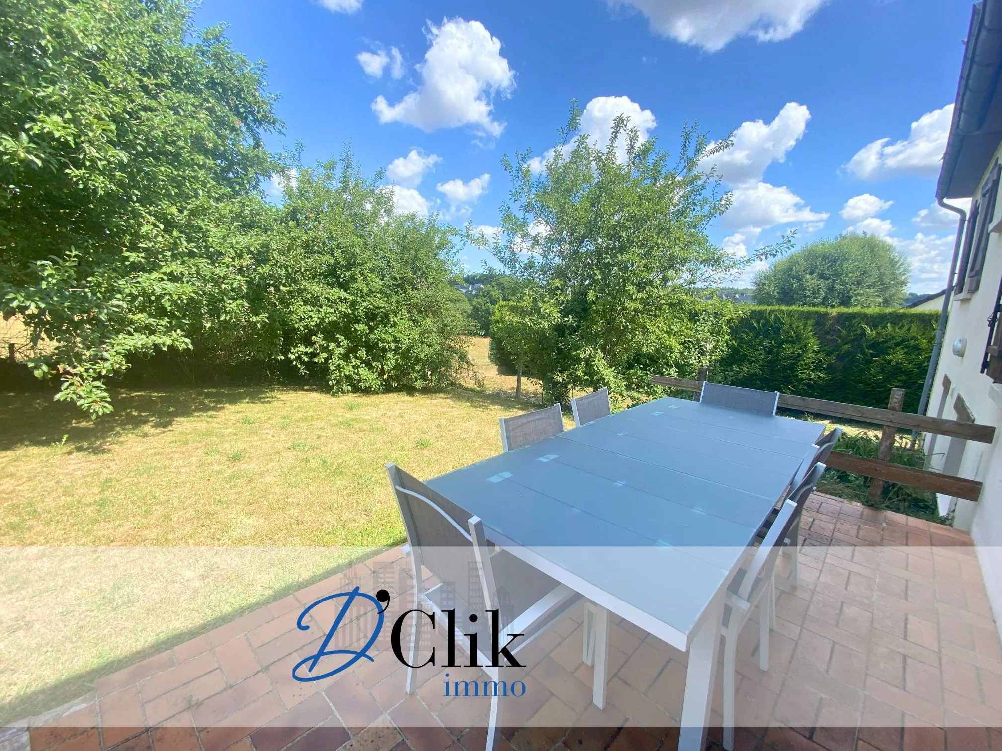 Maison à rénover dans un quartier calme à Change avec vue campagne 