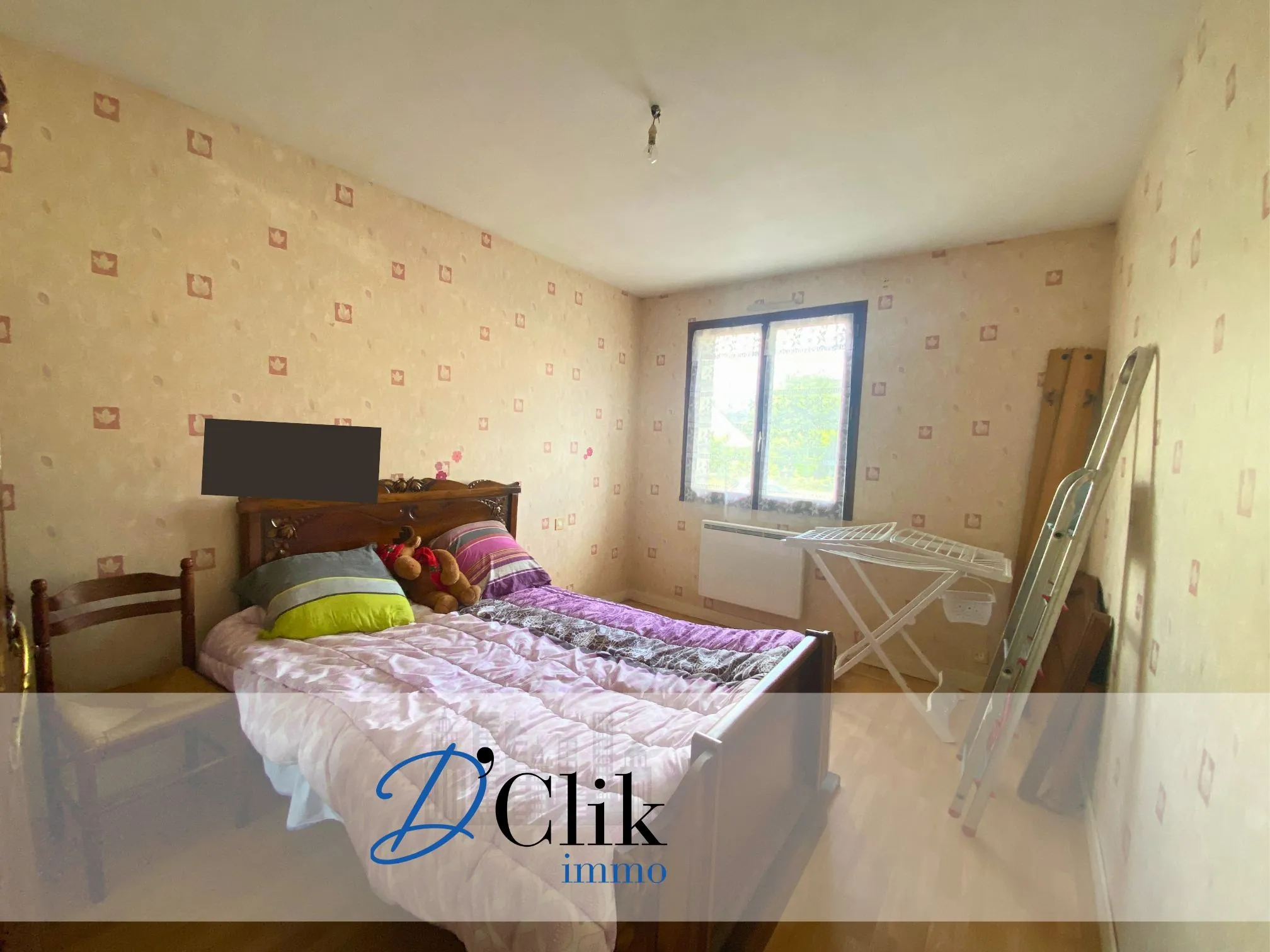 Maison à rénover dans un quartier calme à Change avec vue campagne 