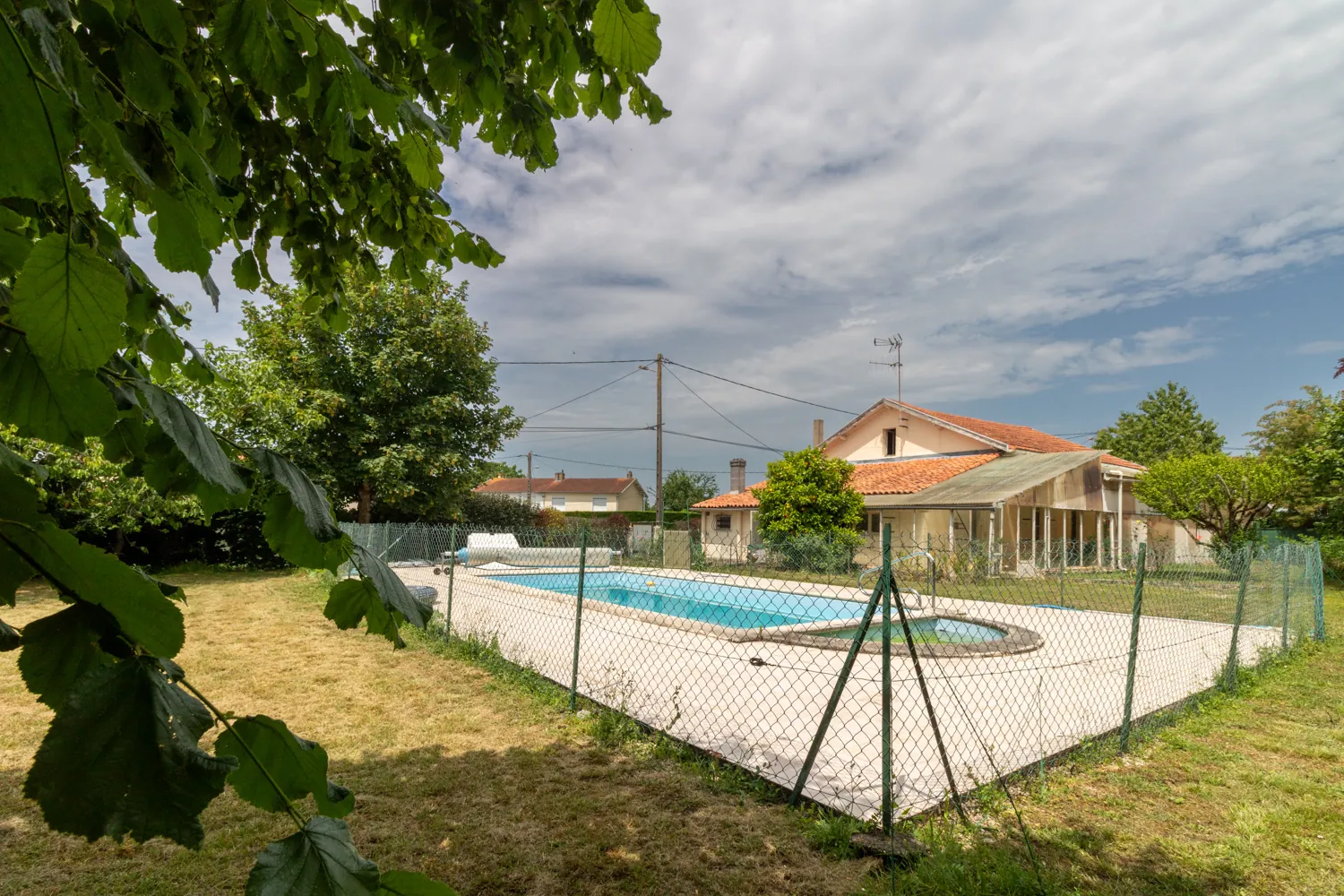 Maison familiale avec piscine, 5 chambres, jardin à Saintes