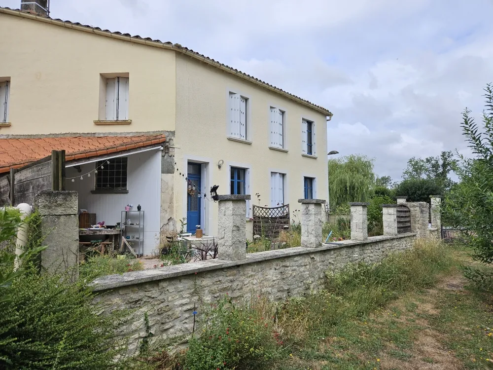 Ensemble immobilier avec maison et dépendance à Saint-Sigismond, Vendée 