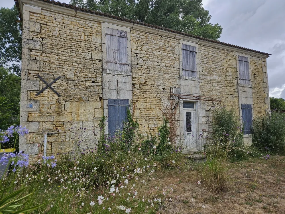 Ensemble immobilier avec maison et dépendance à Saint-Sigismond, Vendée 