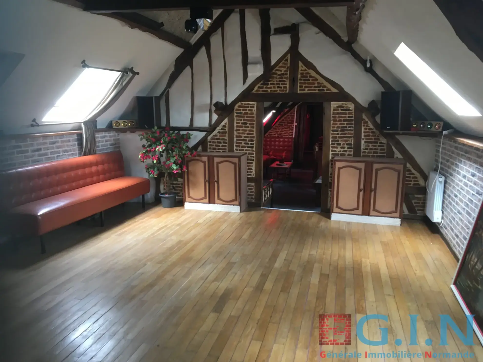 Maison de maître avec dépendance à Boos, jardin et potentiel élevé - 285 000 € 