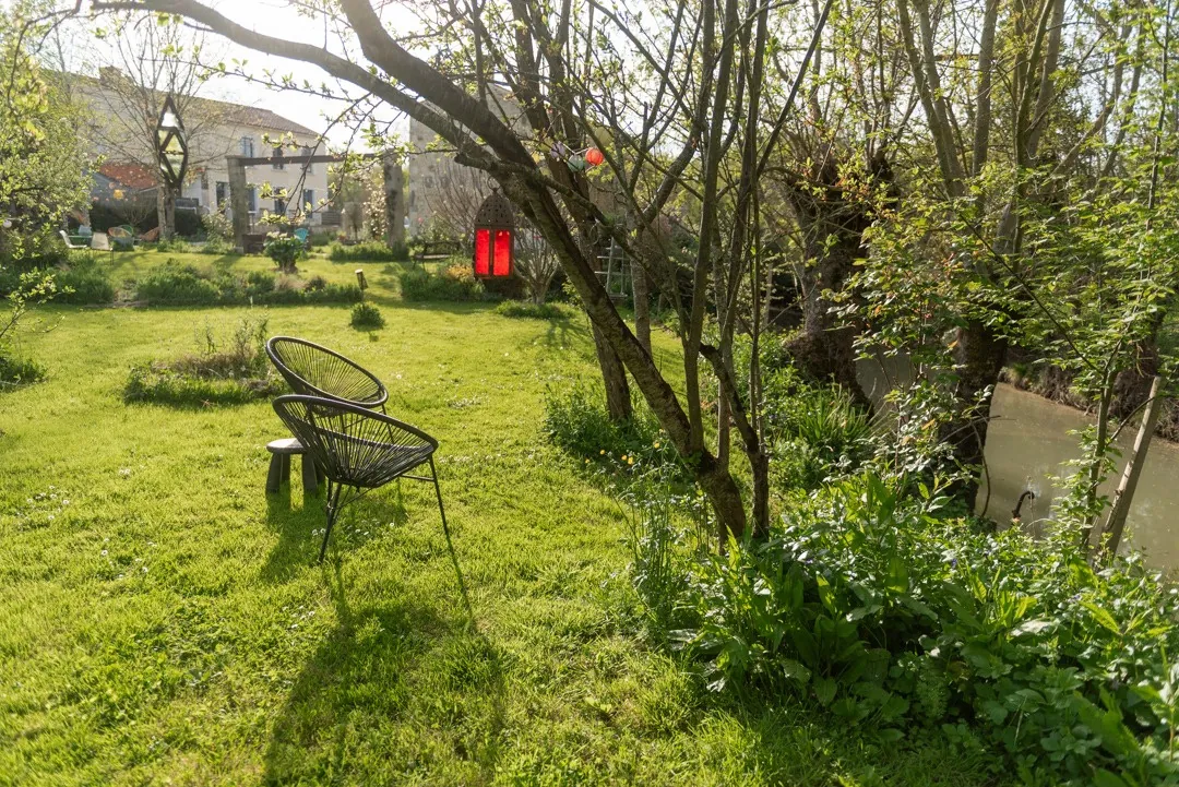 Ensemble immobilier avec maison et dépendance à Saint-Sigismond, Vendée 
