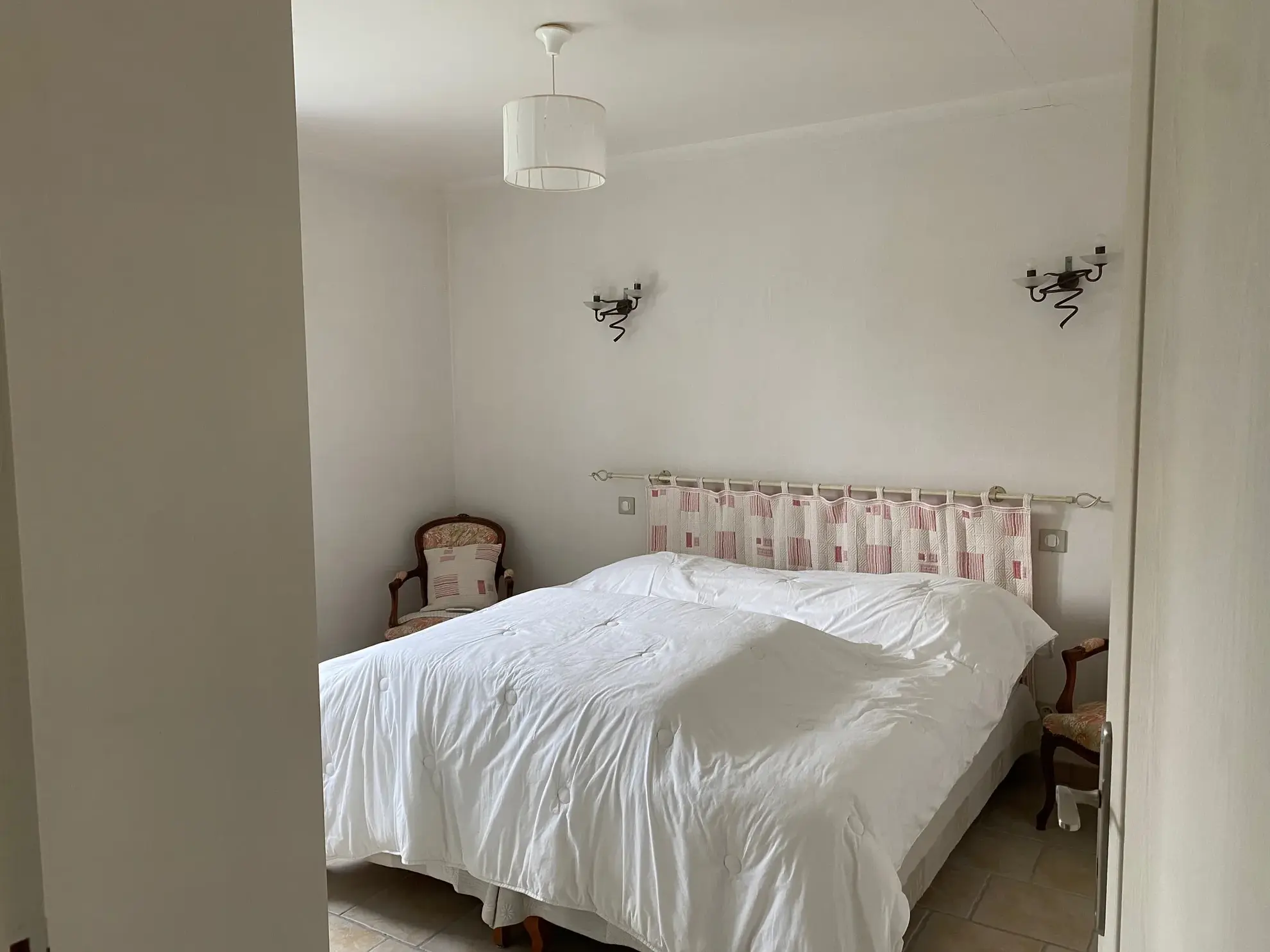 Maison de plain-pied récente avec terrain clos et grand garage à Saint Martin de Riberac 