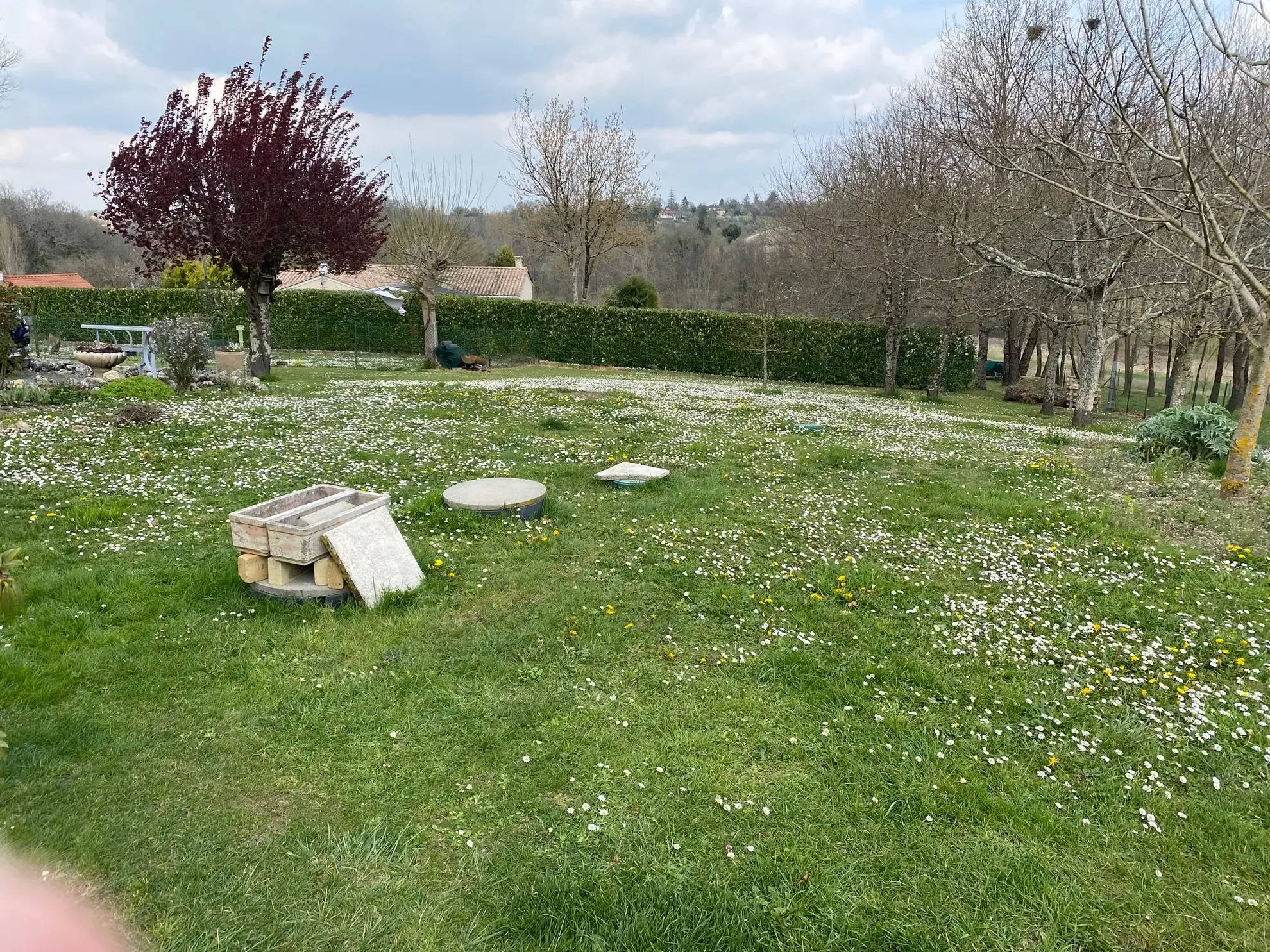 Maison de plain-pied récente avec terrain clos et grand garage à Saint Martin de Riberac 
