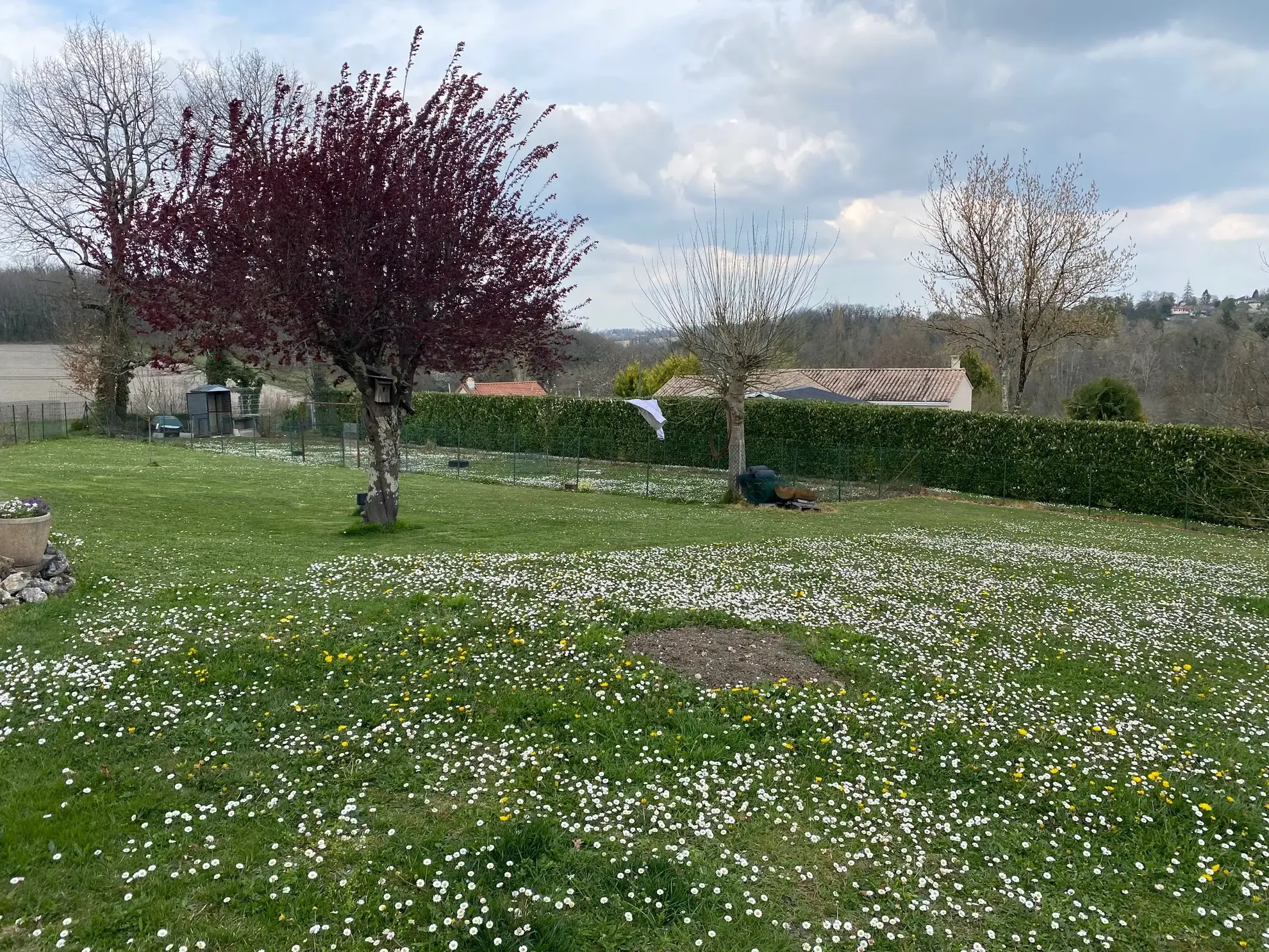 Maison de plain-pied récente avec terrain clos et grand garage à Saint Martin de Riberac 