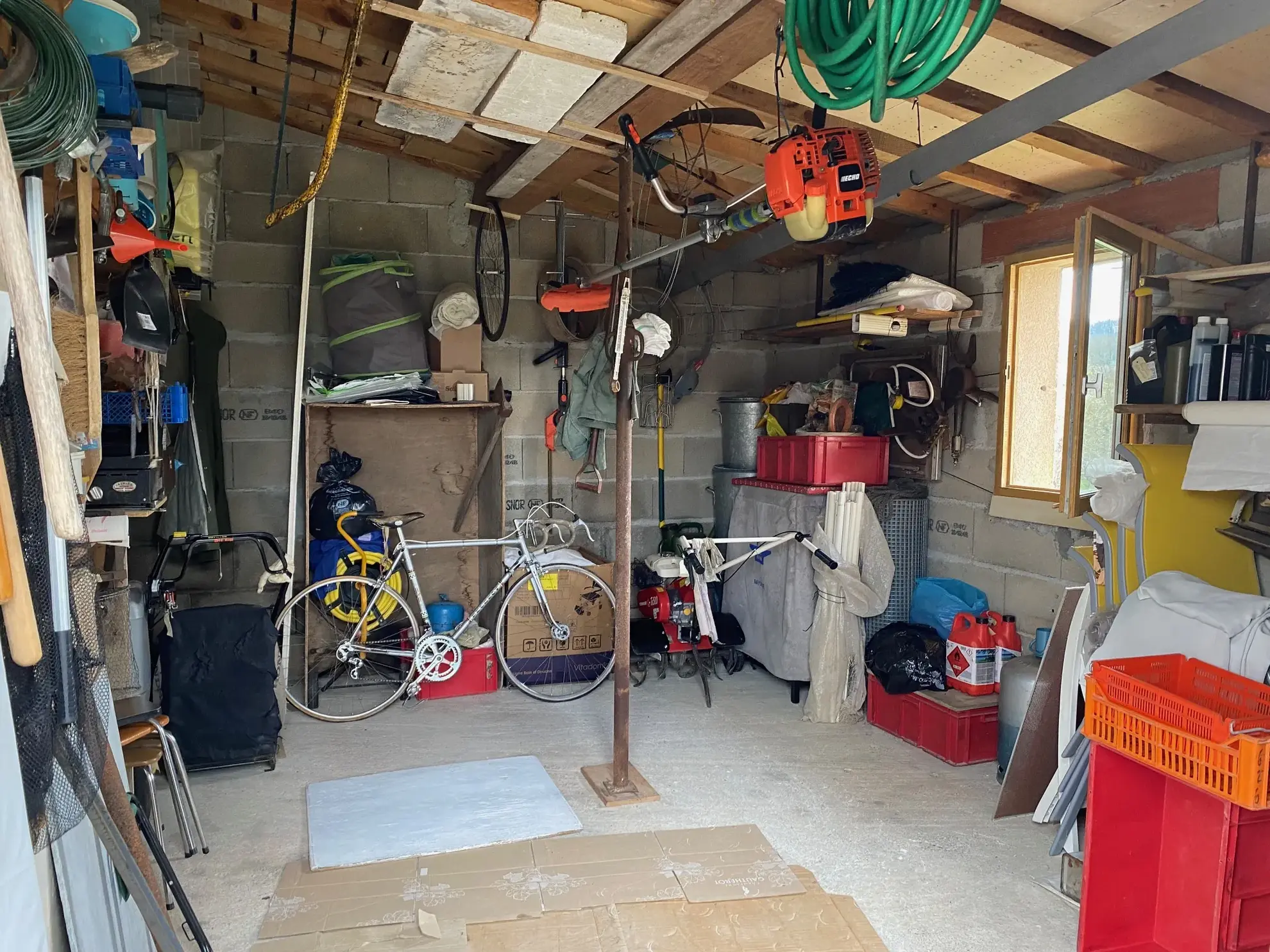 Maison de plain-pied récente avec terrain clos et grand garage à Saint Martin de Riberac 