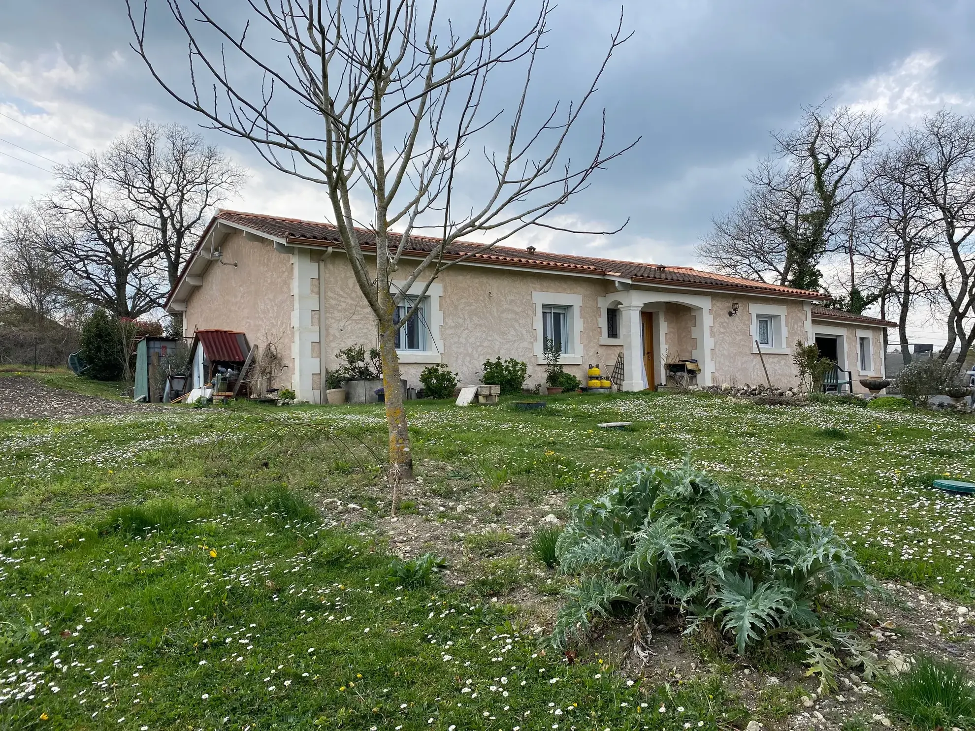 Maison de plain-pied récente avec terrain clos et grand garage à Saint Martin de Riberac