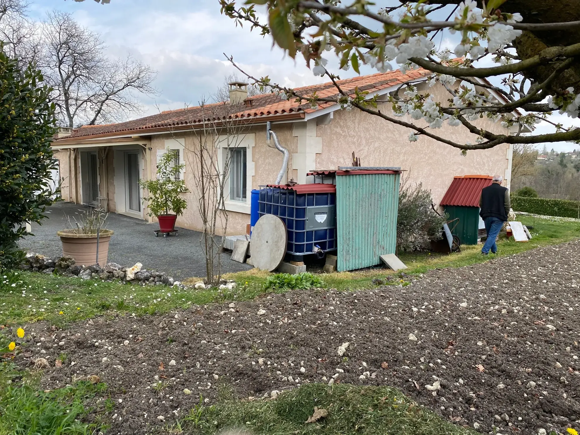 Maison de plain-pied récente avec terrain clos et grand garage à Saint Martin de Riberac 