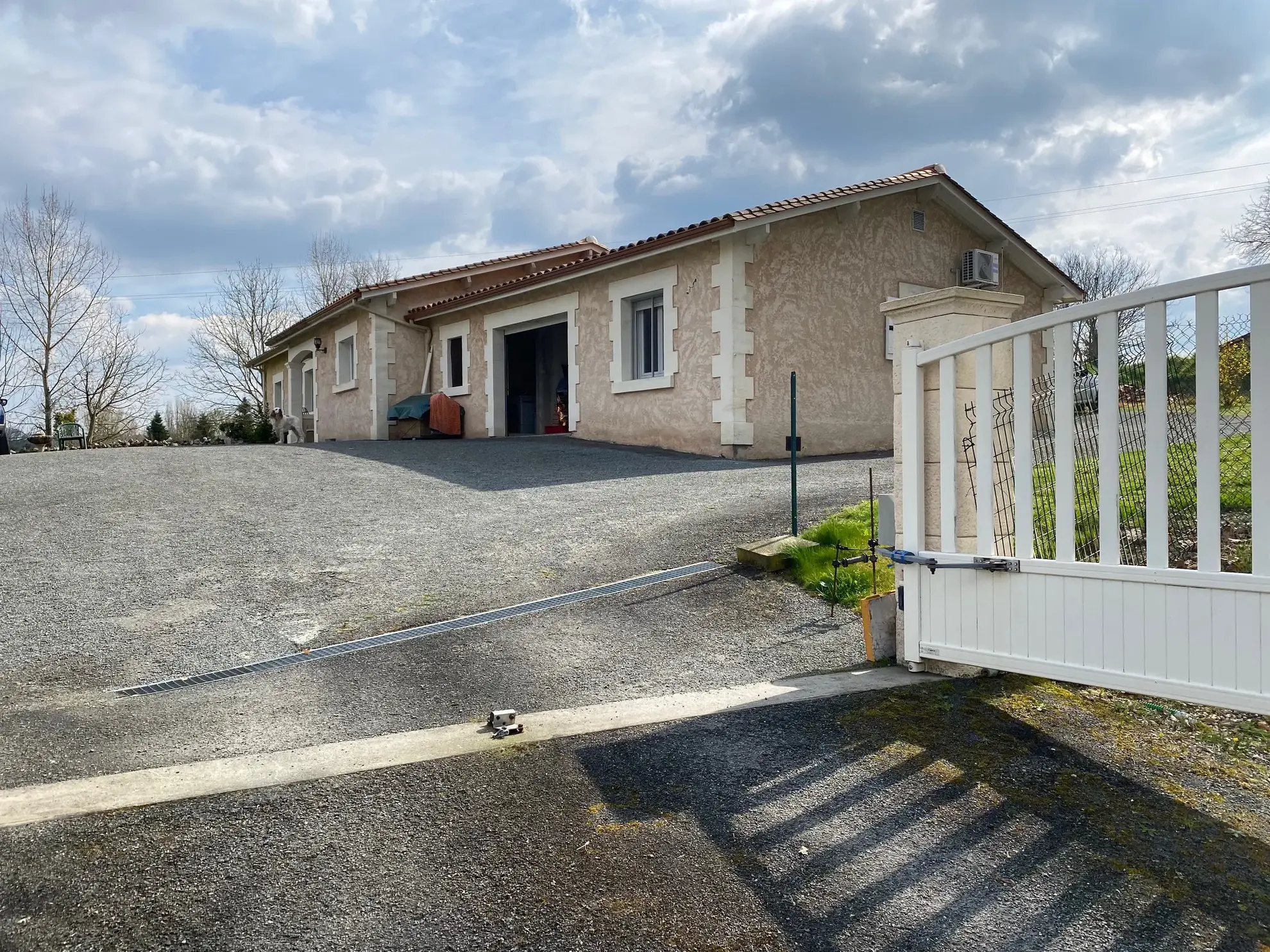 Maison de plain-pied récente avec terrain clos et grand garage à Saint Martin de Riberac 