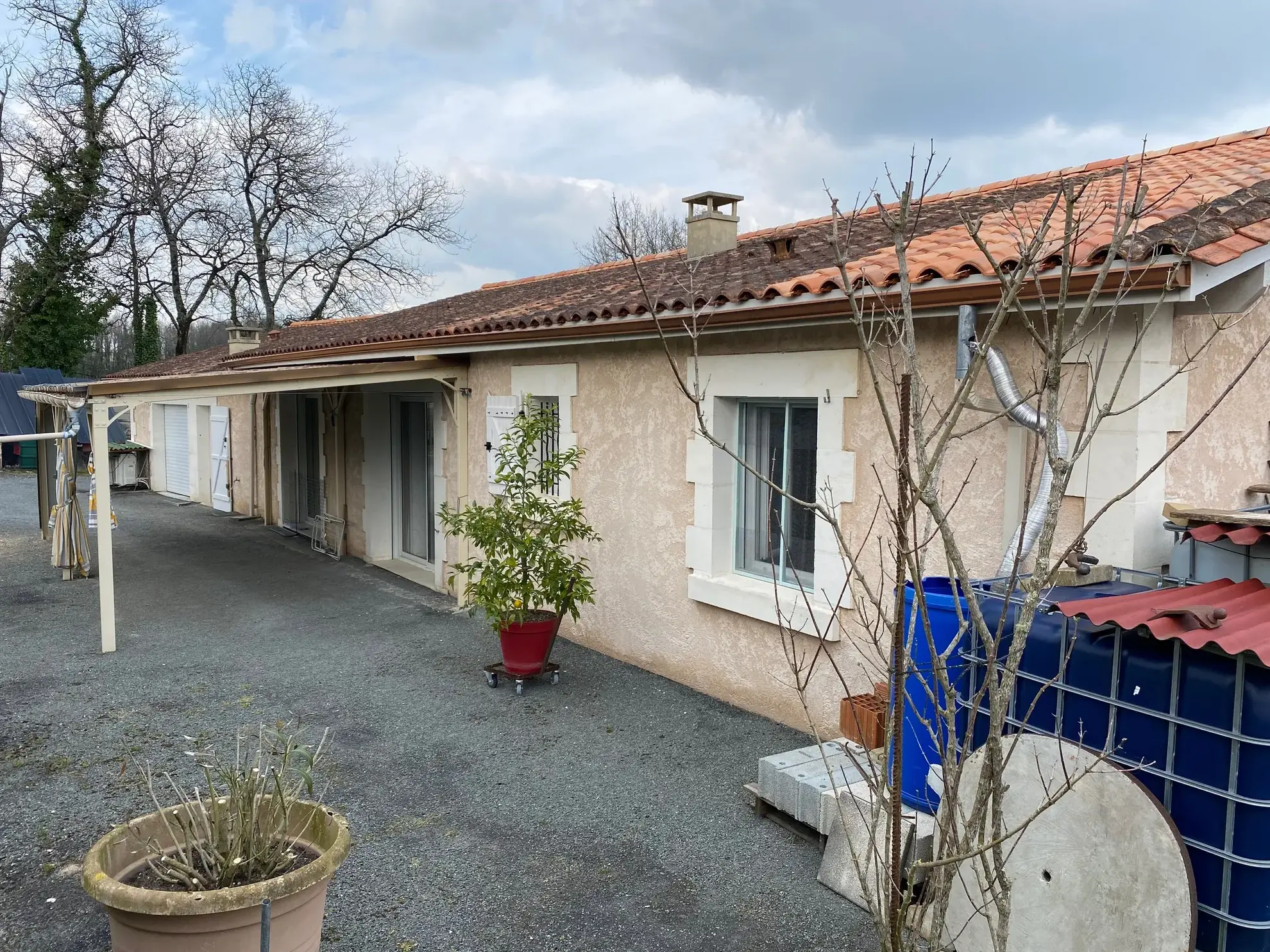Maison de plain-pied récente avec terrain clos et grand garage à Saint Martin de Riberac 