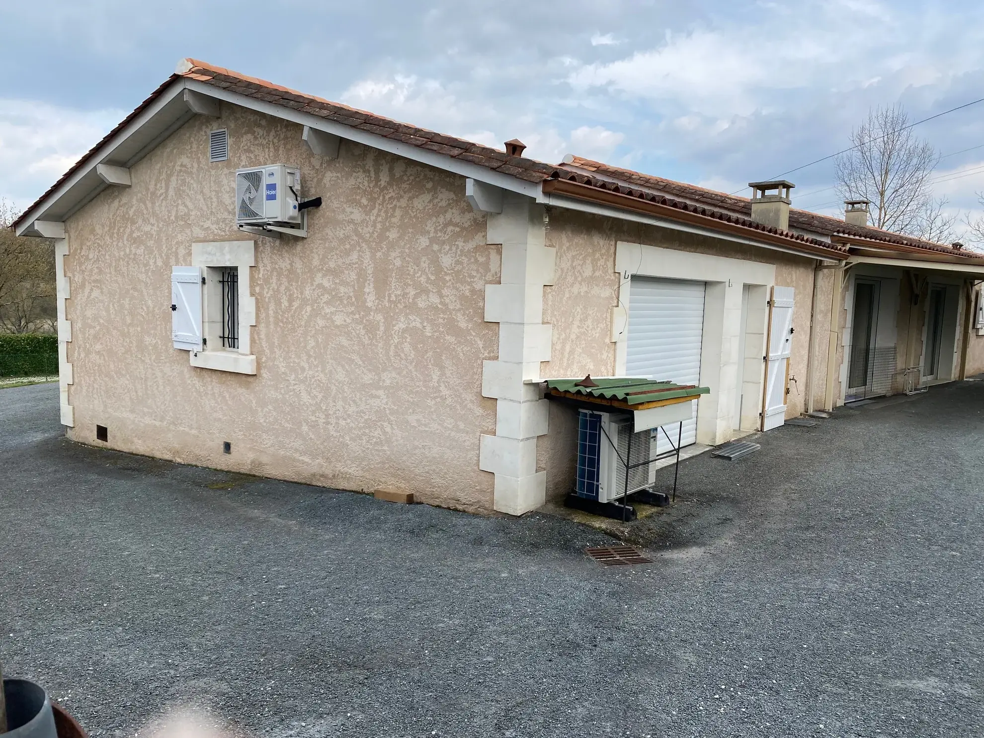 Maison de plain-pied récente avec terrain clos et grand garage à Saint Martin de Riberac 