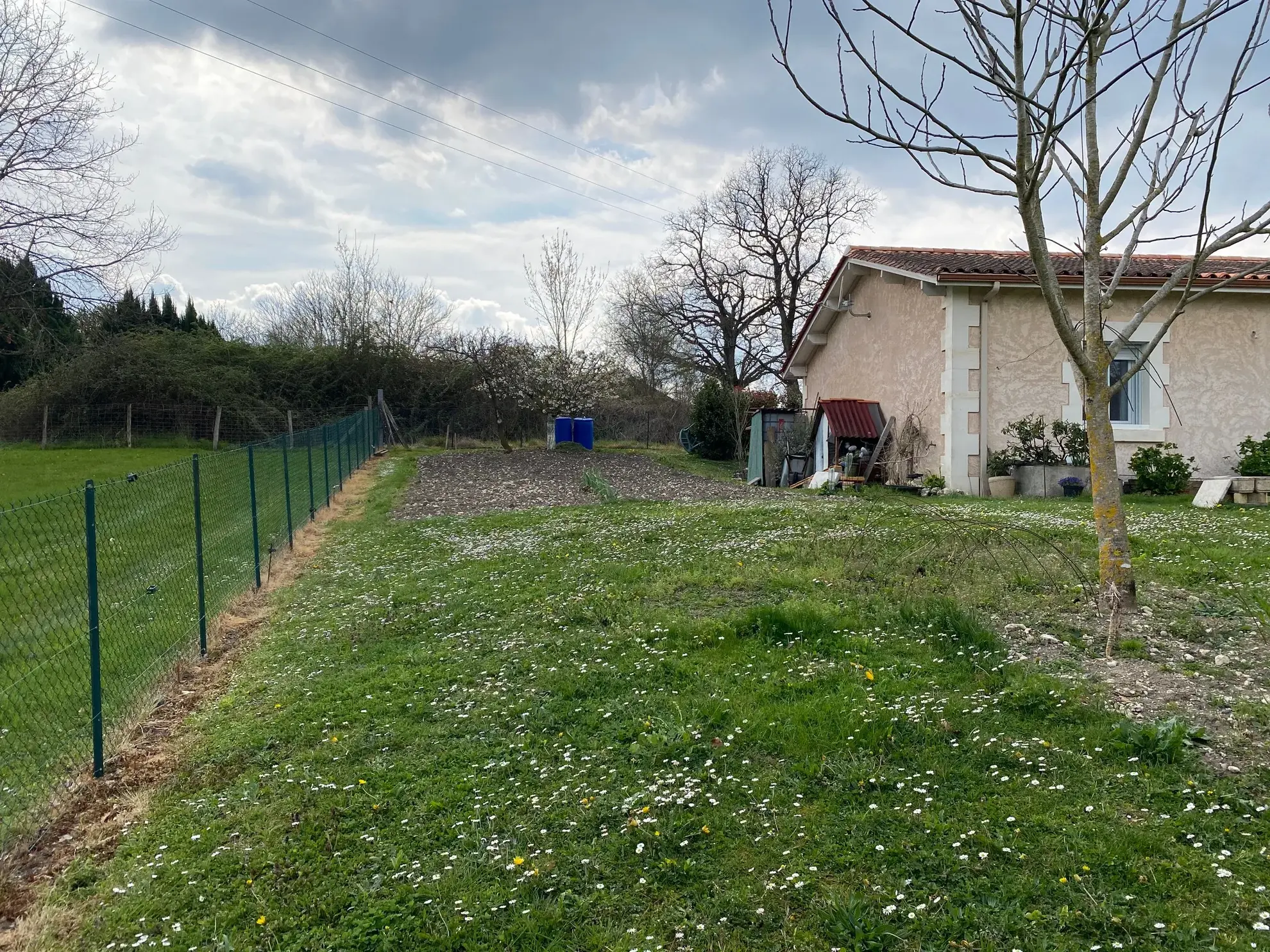 Maison de plain-pied récente avec terrain clos et grand garage à Saint Martin de Riberac 
