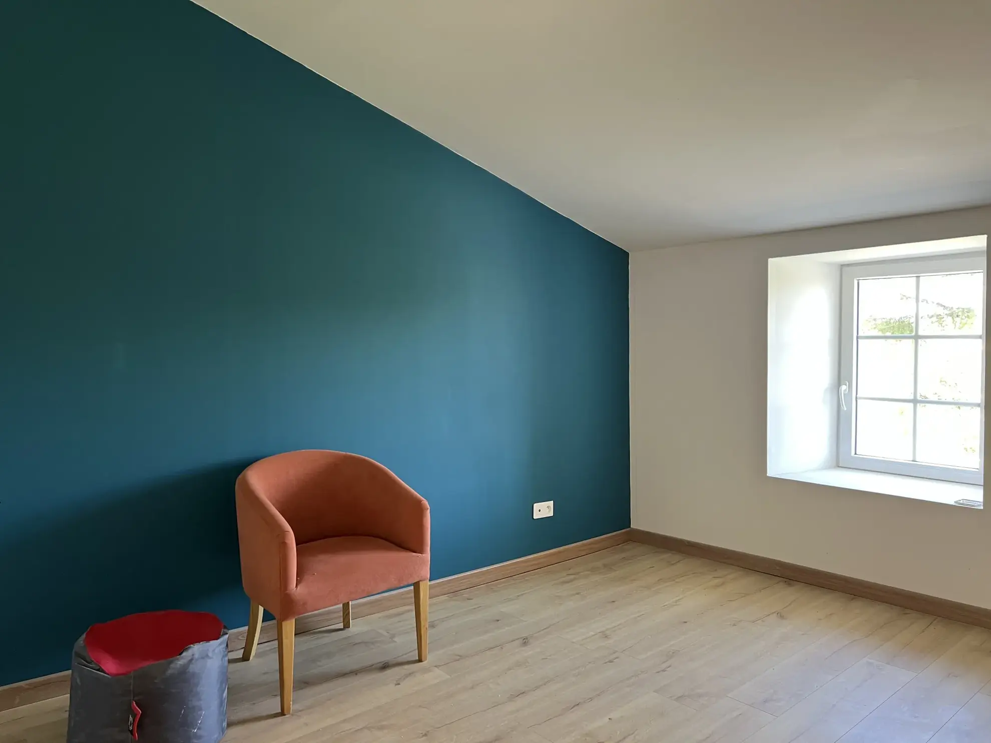 Maison rénovée en centre bourg à Thire, 3 chambres, jardin et dépendance 