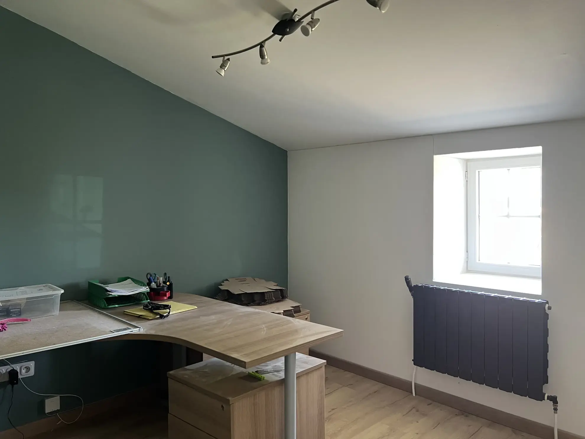 Maison rénovée en centre bourg à Thire, 3 chambres, jardin et dépendance 