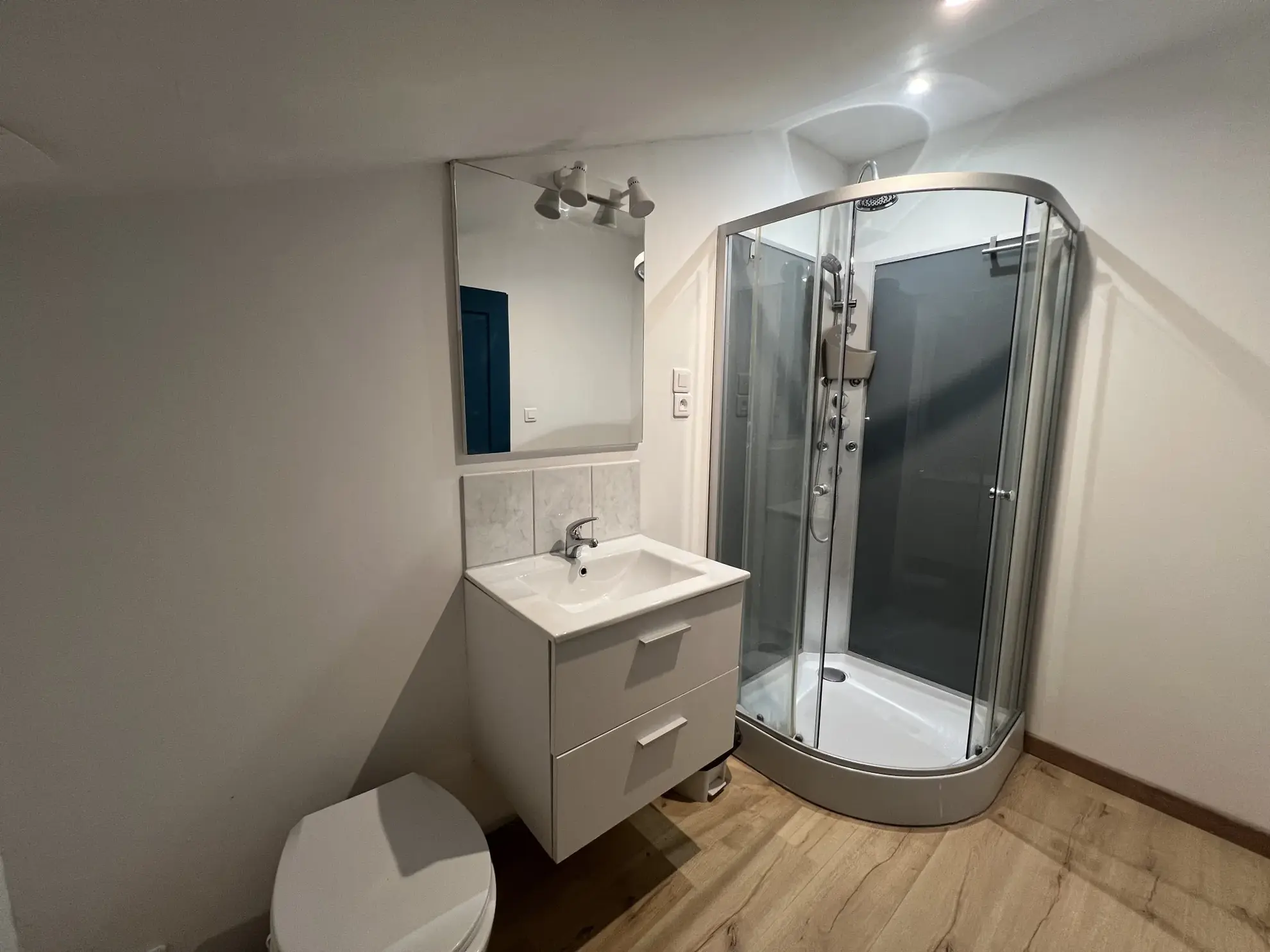 Maison rénovée en centre bourg à Thire, 3 chambres, jardin et dépendance 