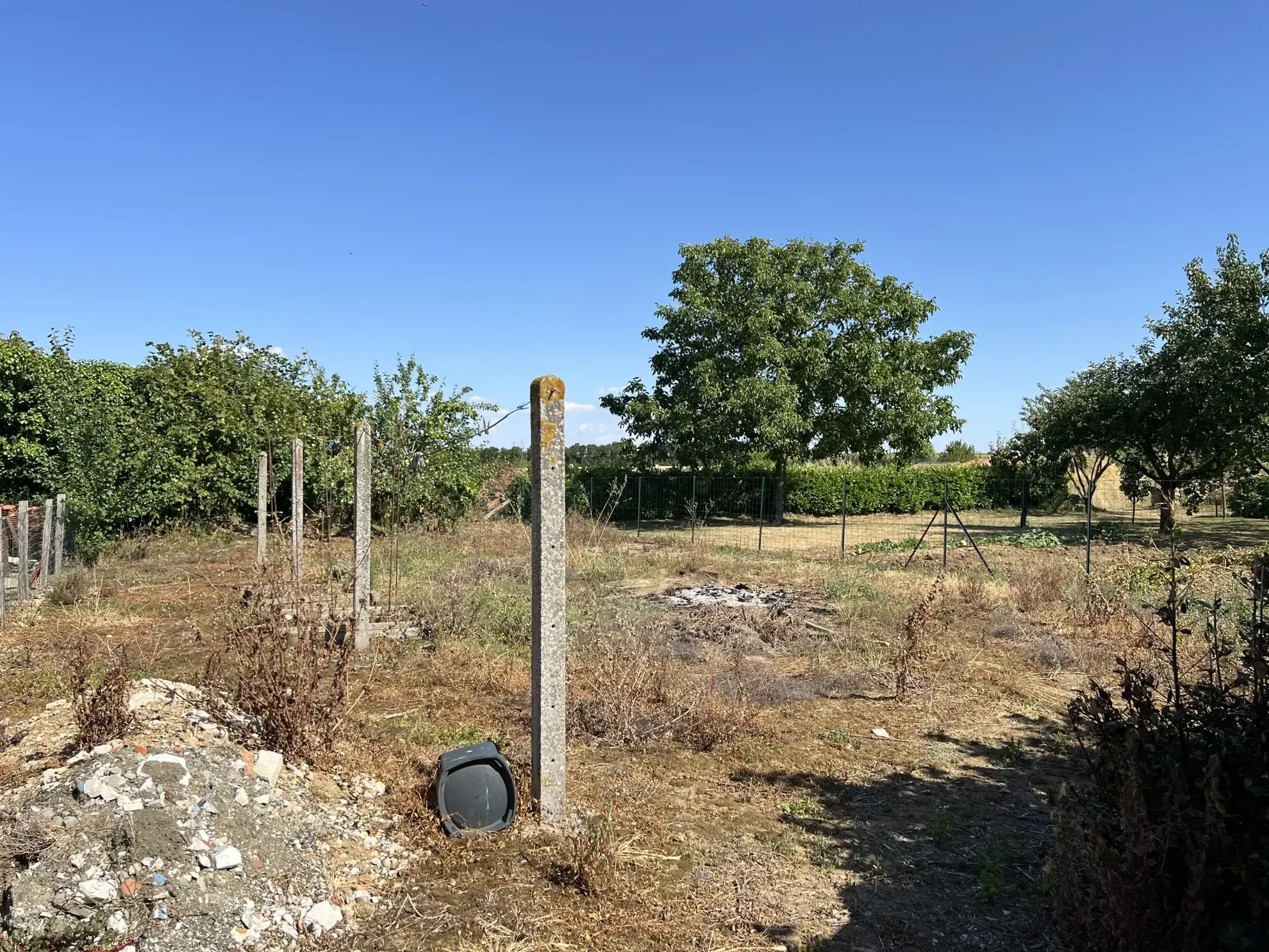 Maison rénovée en centre bourg à Thire, 3 chambres, jardin et dépendance 