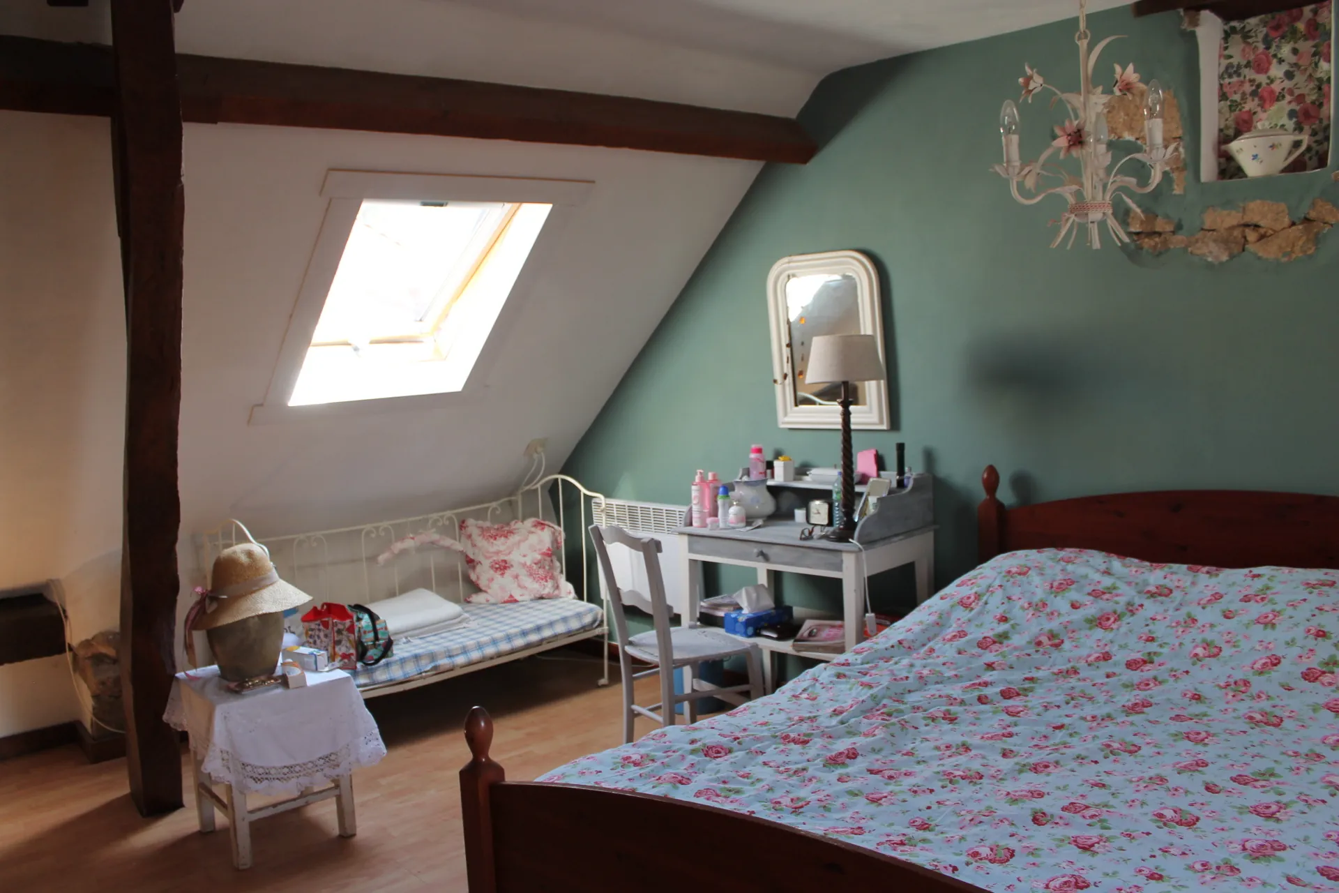 Charmante maison de campagne avec gîte et grande grange à Echassières, secteur calme 