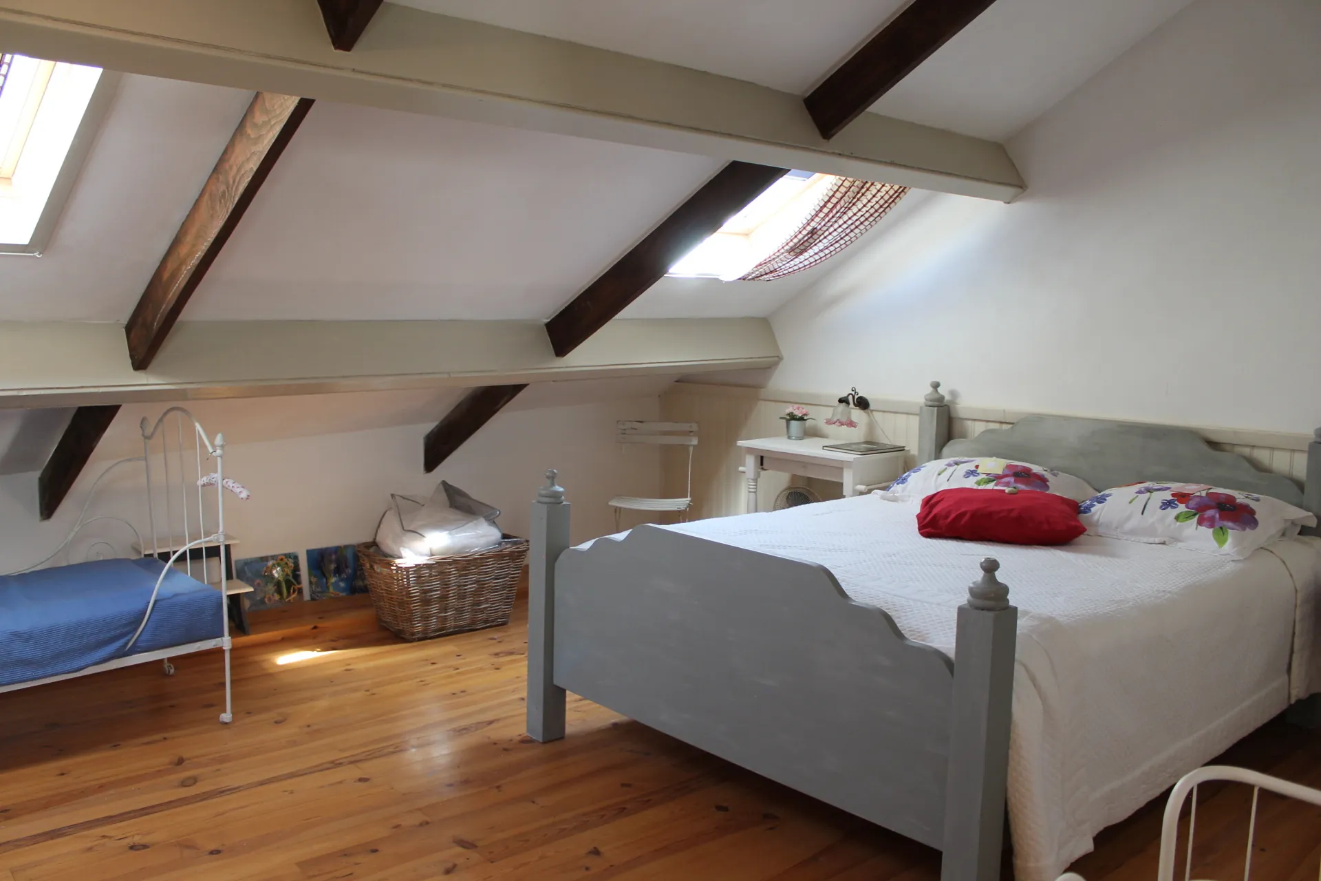 Charmante maison de campagne avec gîte et grande grange à Echassières, secteur calme 