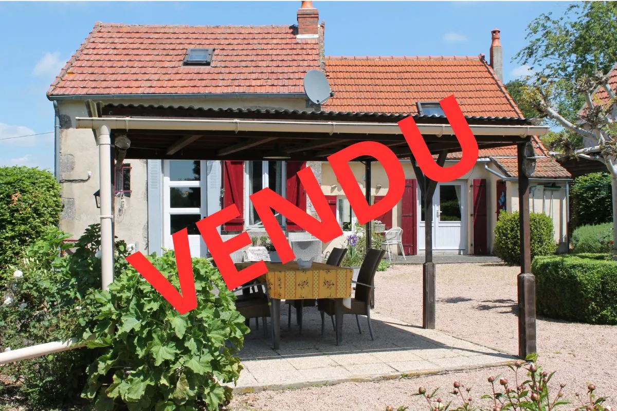 Charmante maison de campagne avec gîte et grande grange à Echassières, secteur calme