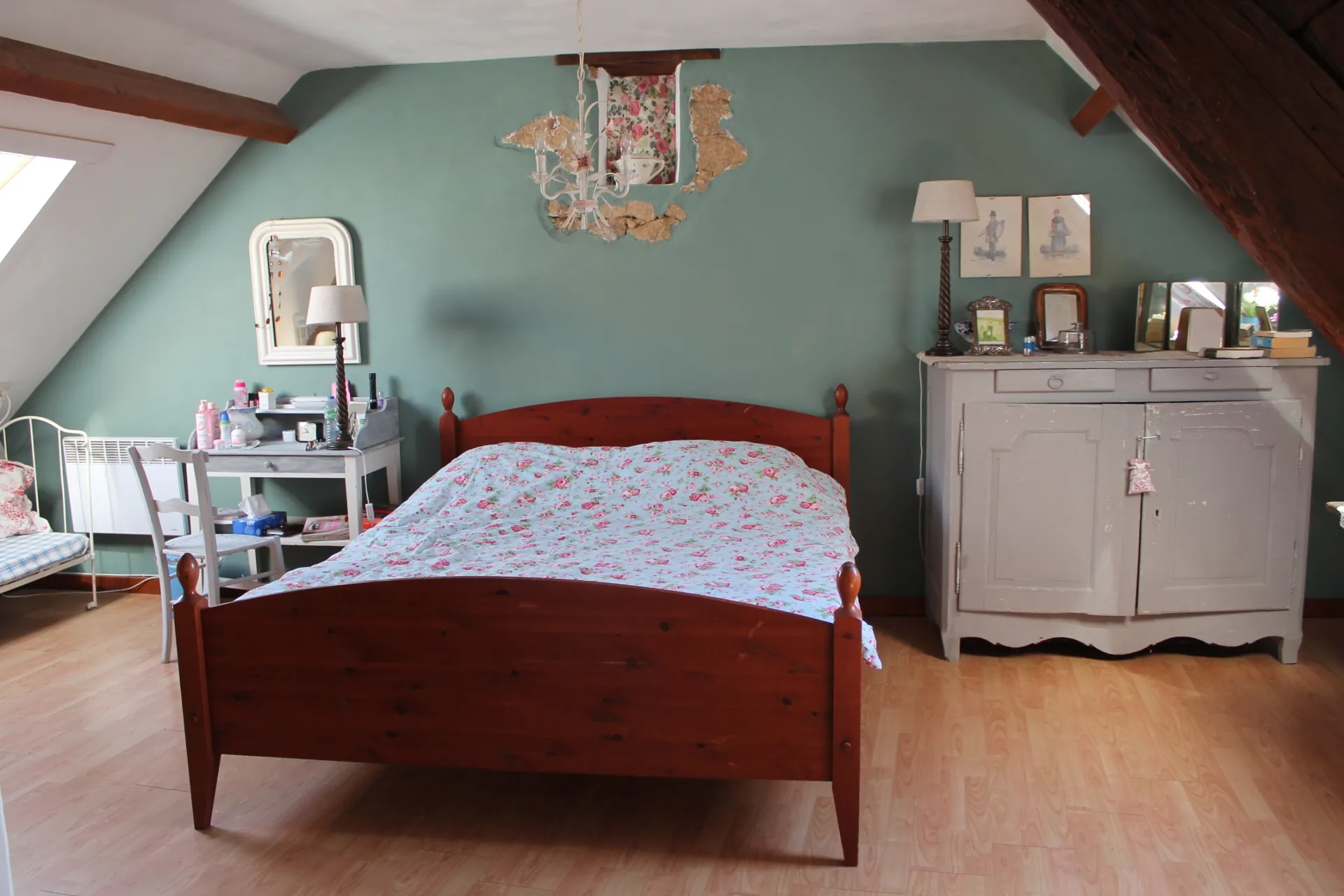 Charmante maison de campagne avec gîte et grande grange à Echassières, secteur calme 