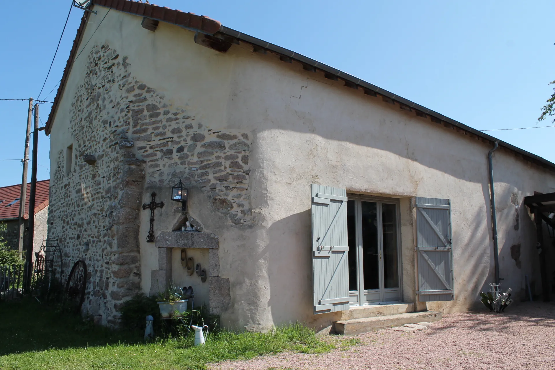 Charmante maison de campagne avec gîte et grande grange à Echassières, secteur calme 