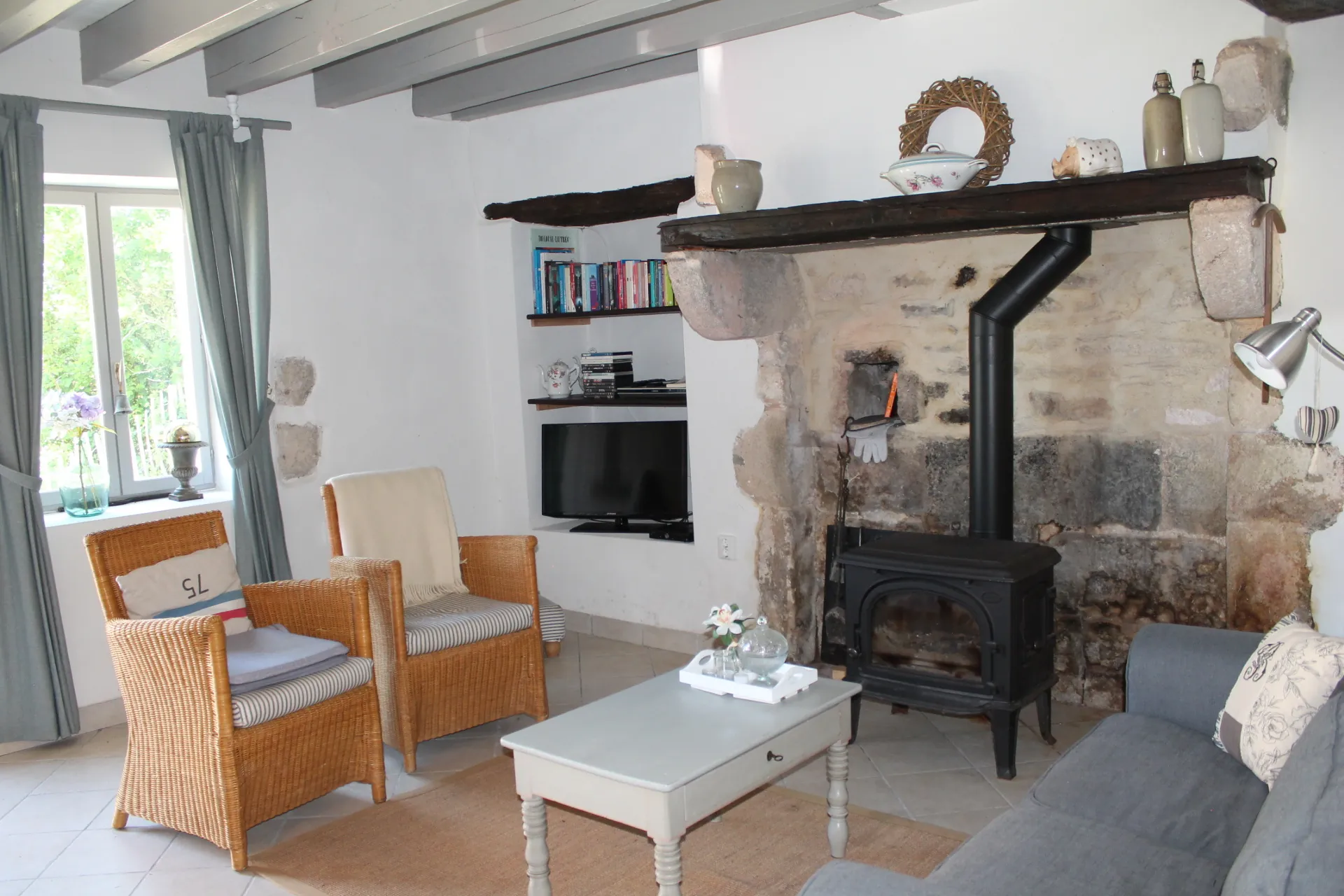 Charmante maison de campagne avec gîte et grande grange à Echassières, secteur calme 