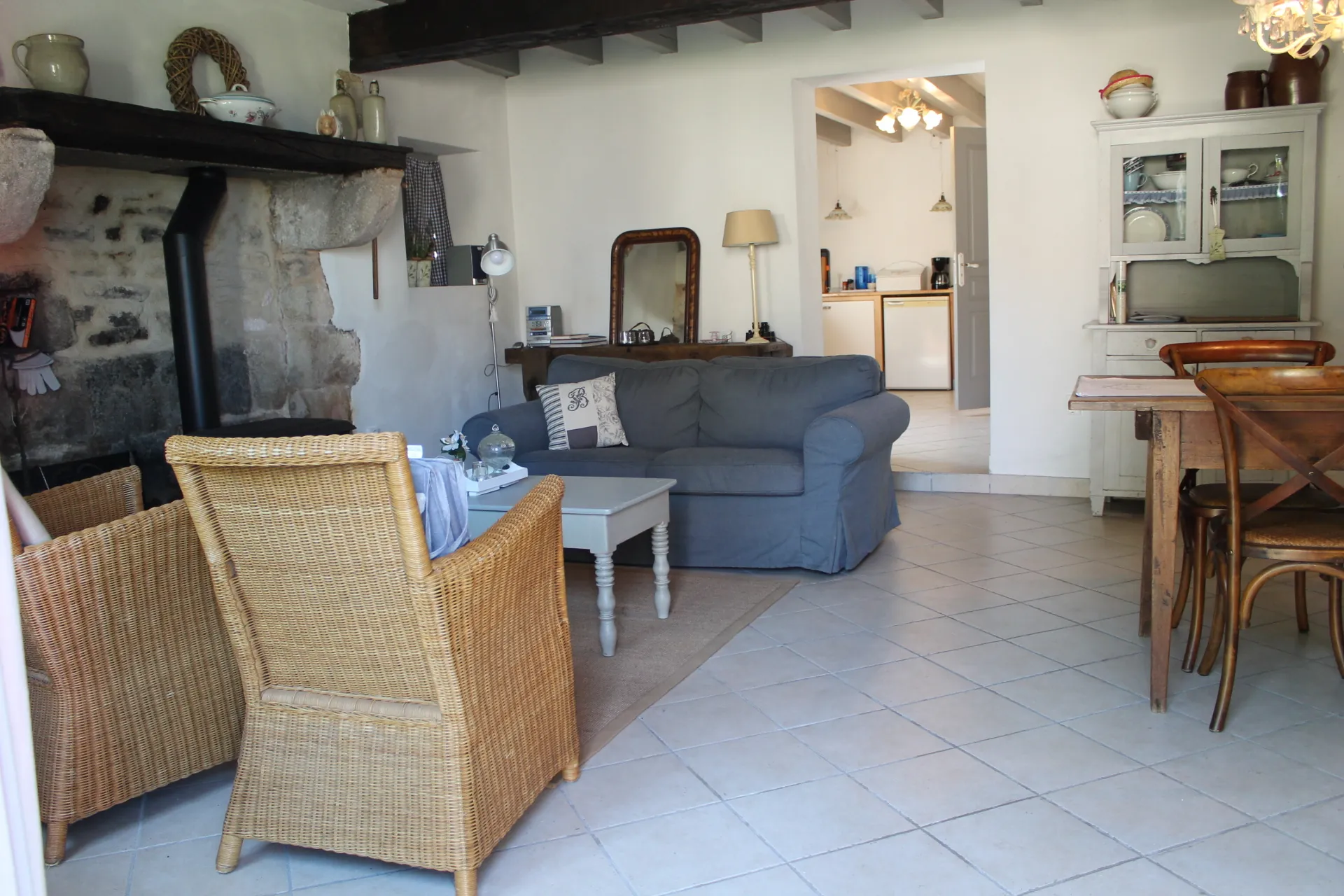 Charmante maison de campagne avec gîte et grande grange à Echassières, secteur calme 