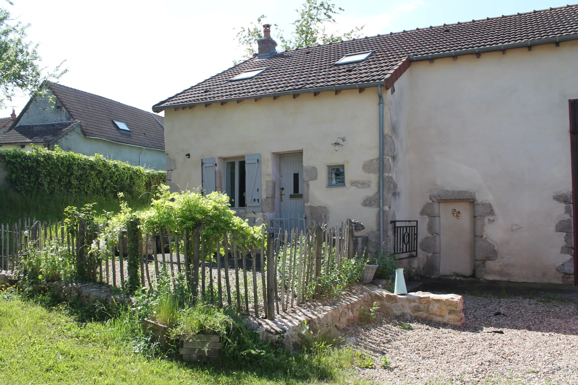 Charmante maison de campagne avec gîte et grande grange à Echassières, secteur calme 