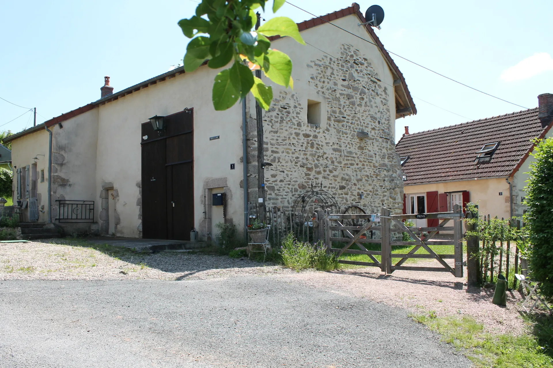 Charmante maison de campagne avec gîte et grande grange à Echassières, secteur calme 