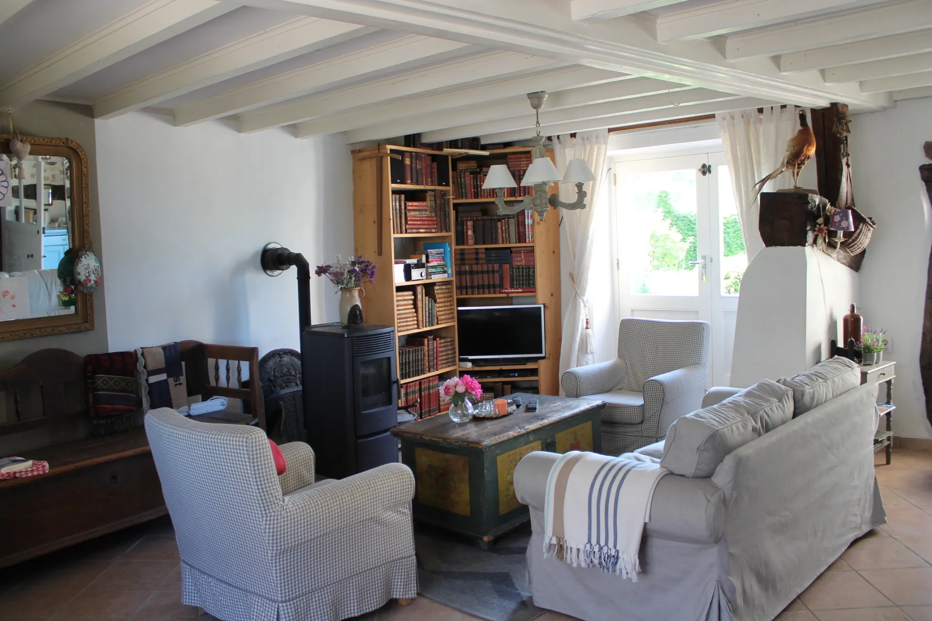 Charmante maison de campagne avec gîte et grande grange à Echassières, secteur calme 