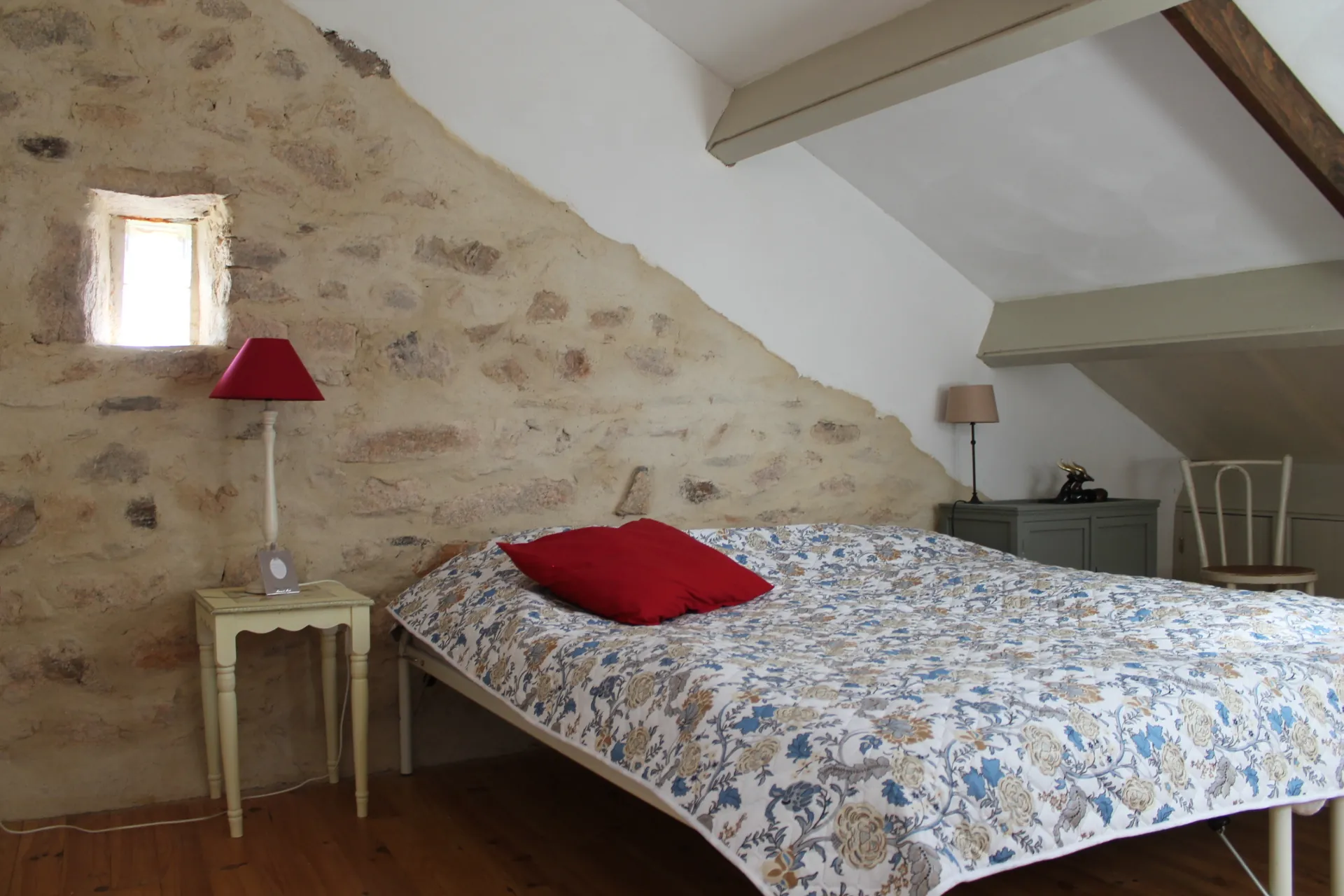 Charmante maison de campagne avec gîte et grande grange à Echassières, secteur calme 