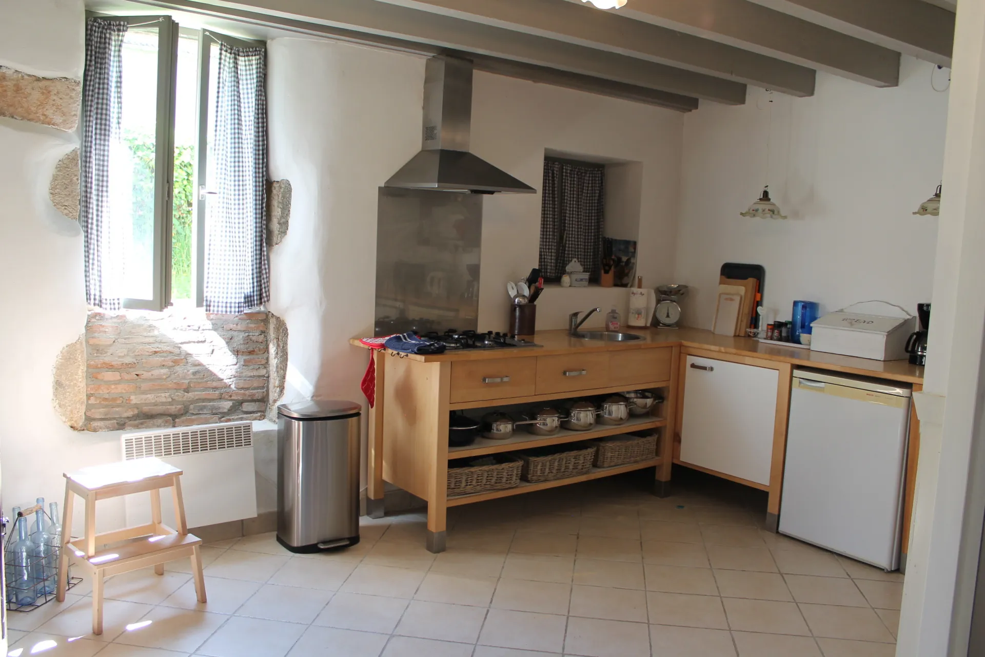 Charmante maison de campagne avec gîte et grande grange à Echassières, secteur calme 