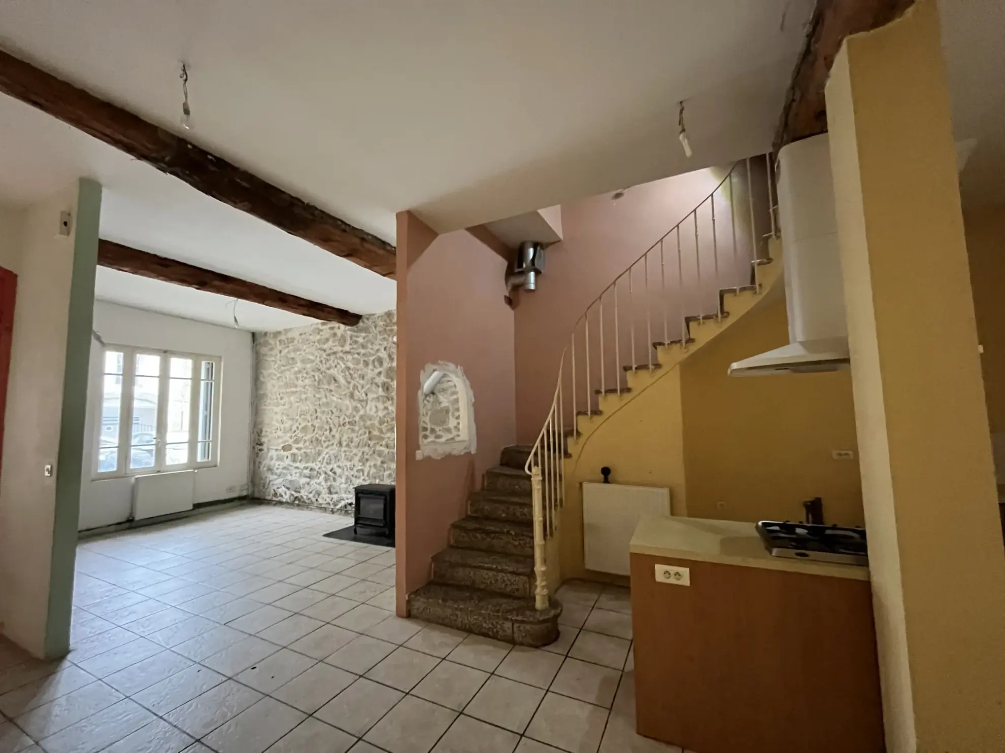 Maison de ville à Lézignan-Corbières avec 4 chambres et combles aménageables 