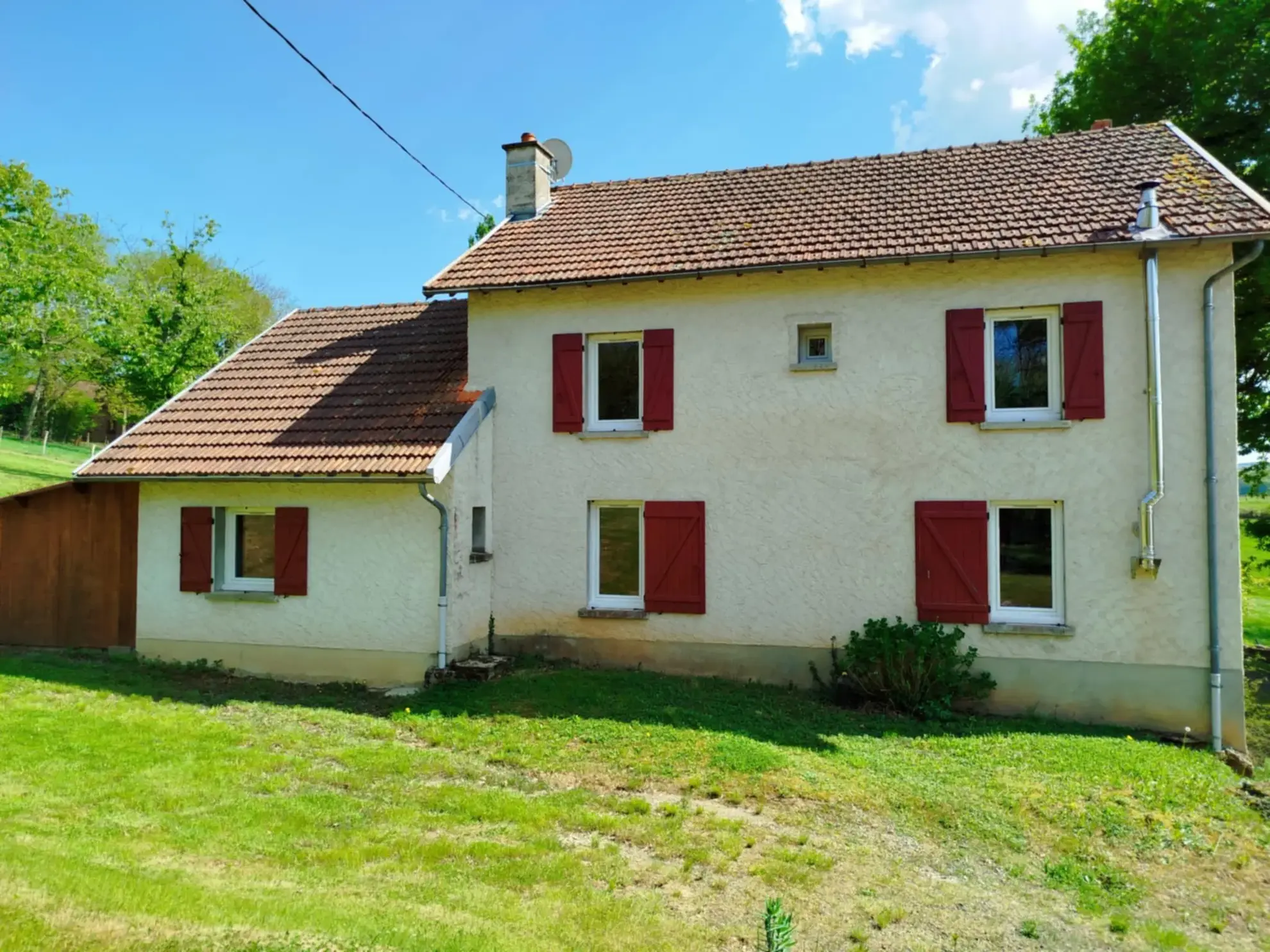 Maison de campagne à vendre à Cusset avec grand terrain et environnement bucolique 