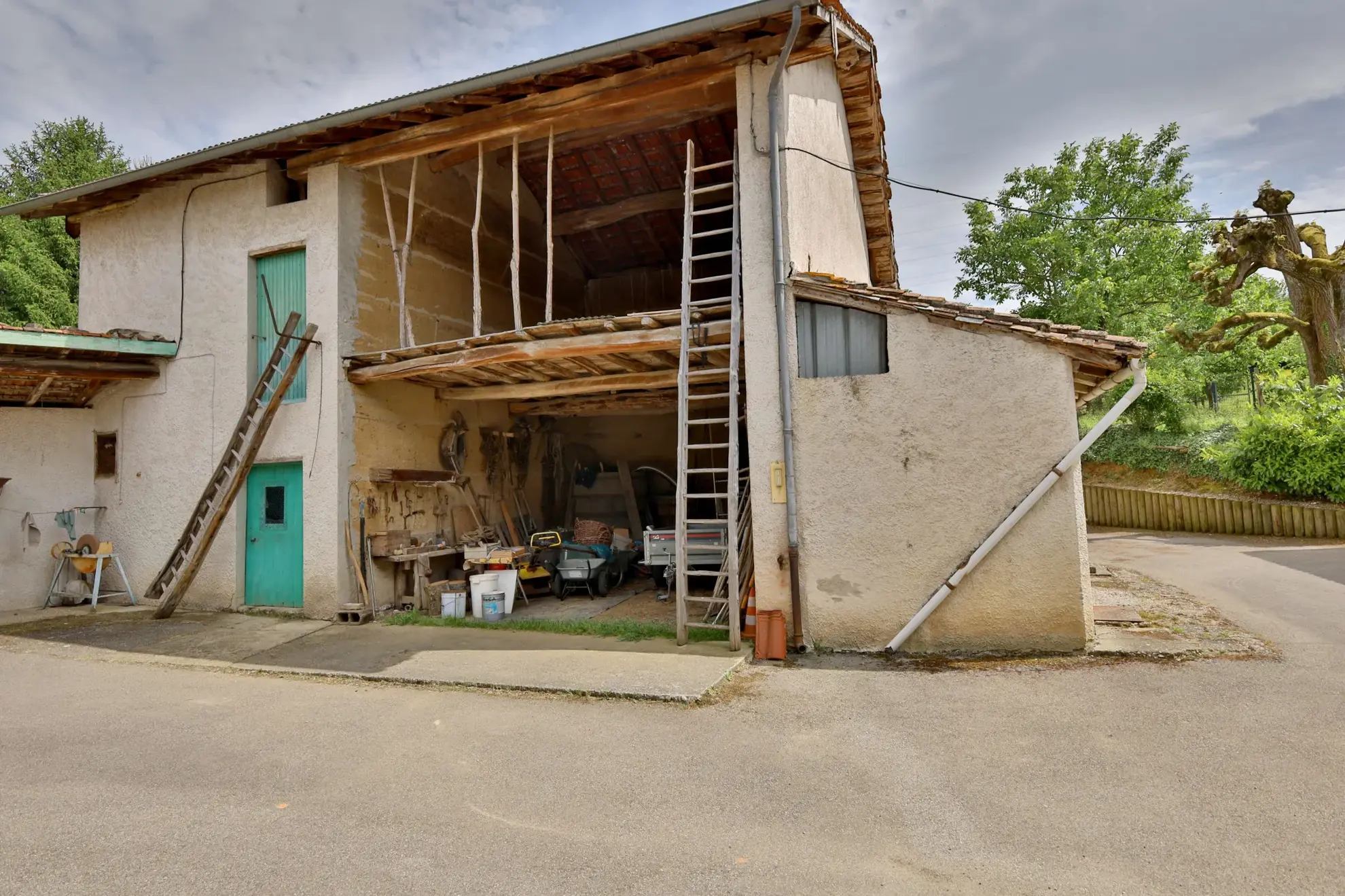 Ferme à rénover de 102,24 m² avec dépendances à Saint-Just-Chaleyssin 