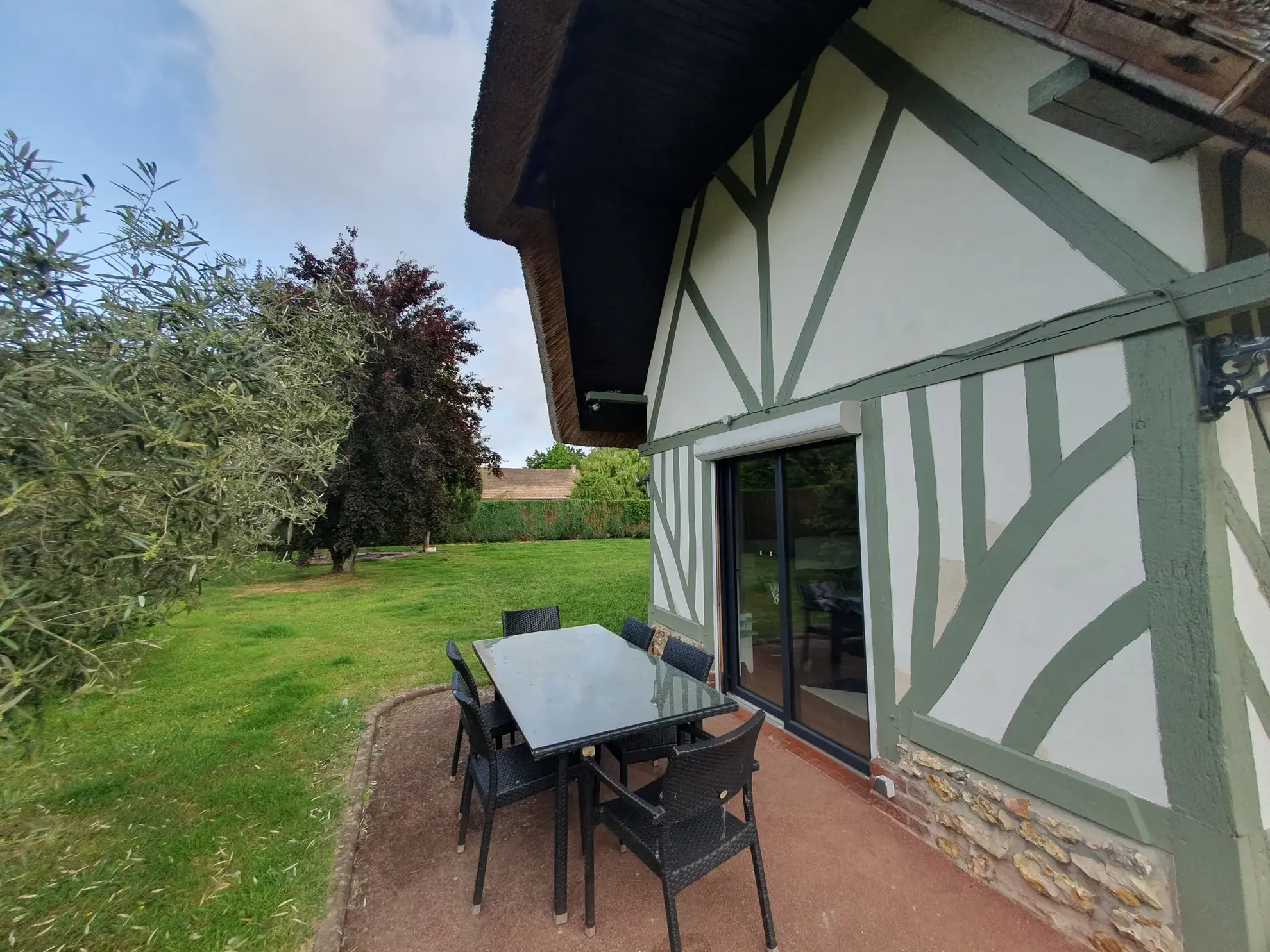 Maison normande rénovée avec toiture en chaume à Cormeilles, 3 chambres, terrain paysager 